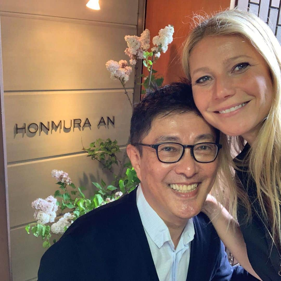 グウィネス・パルトローさんのインスタグラム写真 - (グウィネス・パルトローInstagram)「Me and my old friend Koichi who left NYC 10 years ago and took his beloved #honmuraan with him. So happy to find him and the most perfect soba in Tokyo. @electricminky @robreynoldsstudio we missed you」5月9日 13時01分 - gwynethpaltrow