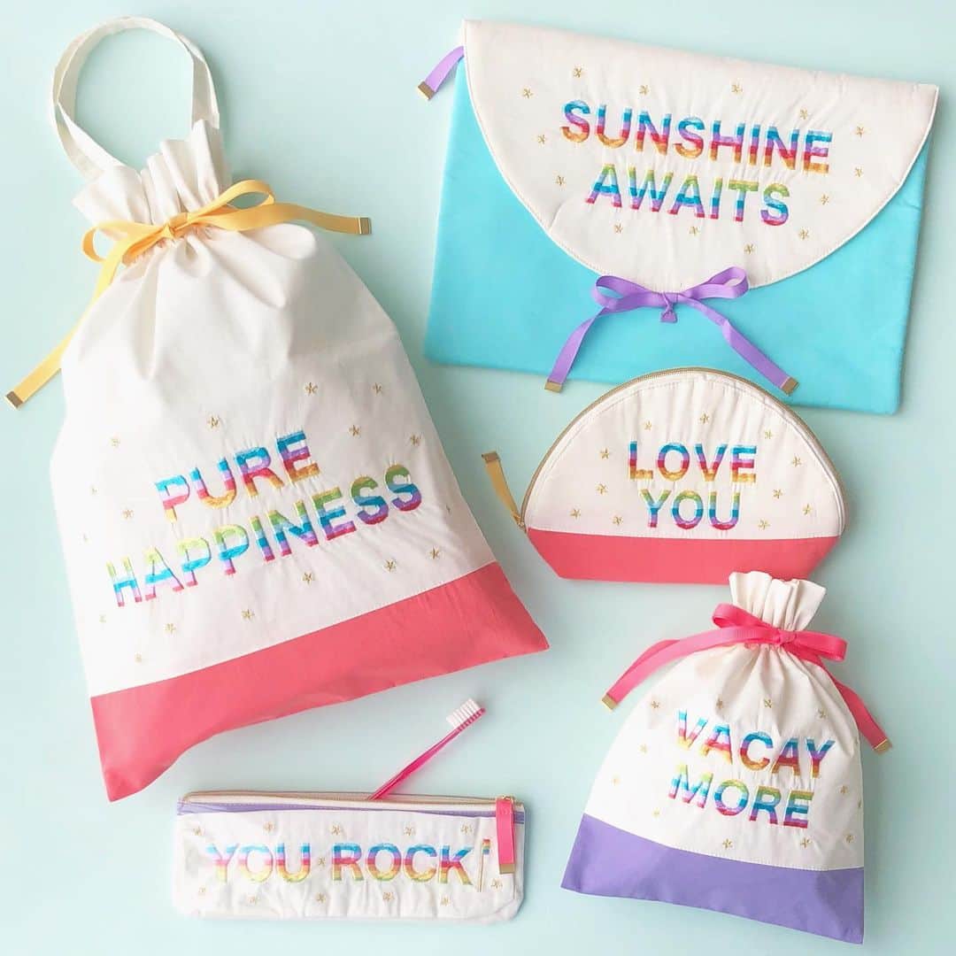 プラザ/PLAZAさんのインスタグラム写真 - (プラザ/PLAZAInstagram)「レインボーのロゴとカラフルなリボンがキュート🌈🎀 PLAZA限定のトラベルポーチです❤️かさばらず、荷物の整理に便利な巾着や、水に濡れてもサッとふき取れる塩ビ素材の歯ブラシケースなど、元気いっぱいなカラーリングでお出かけが楽しくなりそう❤️ . RAINBOW 巾着S ¥1,296(税込) 巾着L ¥1,728(税込) ティッシュドームポーチ ¥1,728(税込) 歯ブラシケース ¥1,296(税込) エンベロープケース ¥2,376(税込) .  PLAZA・ PLAZA ONLINE STOREでお取り扱いしています❤️ . #RAINBOW #レインボー #🌈 #travel #trip #旅行 #トラベル #トラベルポーチ #ポーチ #PLAZA #プラザ  @plazastyle」5月9日 13時01分 - plazastyle