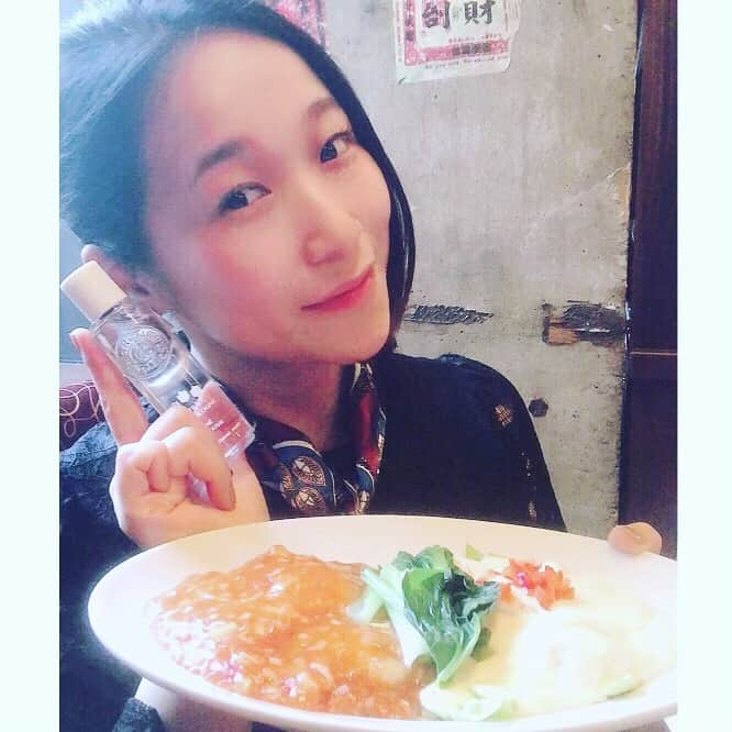 世手子さんのインスタグラム写真 - (世手子Instagram)「Holy place of youth in Shibuya Center Town(*´∀`)♪ I go to eat Chinese food(๑･̑◡･̑๑) I'm glad to hear wonderful comments from everyone（＾ω＾） https://item.woomy.me/c/37313 @seiryumon_shibuya #青龍門渋谷センター店 に行ってきたよ( ◠‿◠ ) #ロジェガレ #エクストレドコロン フレグランスでおめかし！ #渋谷センター街 のマックのあるビルの上にある #本格中華料理 (=´∀｀) 贅沢 #海老の二色ソース炒め ！ 美味しいー！ 中華蒸しパンに挟んでアレンジして食べちゃった^o^ #青龍門 名物！ #爆汁焼餃子 もアツアツっっ #豚肉水餃子 もジューシーでしたっっ 青龍門 #よだれ鶏 麻辣ソースも辛くてササミが食べやすくて今まで食べた中で一番美味しかった💗 厚揚げと茄子の豚挽き肉炒めは初体験！ #骨付き豚ロース の #台湾風唐揚げ もこれまた初体験っっ サクサクスパイシー(*´-`) #とろとろ豚の角煮 も本当にトロトロでした( ˊ̱˂˃ˋ̱ ) #海鮮あんかけ炒飯 も旨味たっぷり美味しかった(^з^)-☆ 最後にデザートは #自家製杏仁豆腐 ╰(*´︶`*)╯♡ 渋谷に美味しい中華料理があるなんて知らなかったー(*⁰▿⁰*) また行きたいー！ 渋谷 青龍門で検索してねん(*´∀`)♪ Casting by @woomy.restaurant #渋谷グルメ #渋谷中華 #渋谷ランチ #渋谷ディナー #好吃 #赞 #粉我 #照片 #我的最愛 #中国菜 #東坡肉 #炸排骨 #茄子豆腐 #口水鶏 #割包」5月9日 13時04分 - rojide