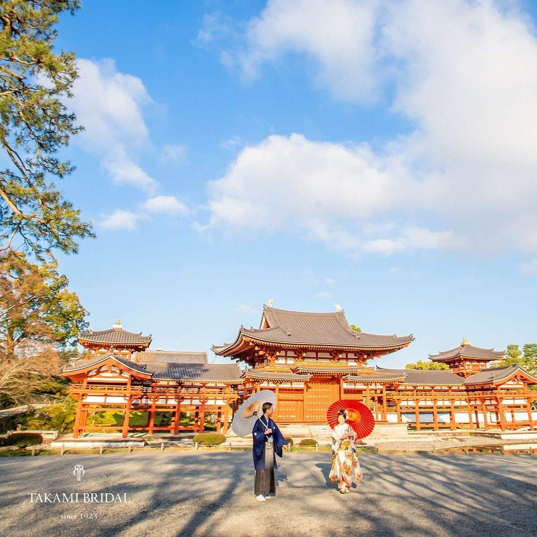 TAKAMI BRIDAL 神社和婚のインスタグラム：「【史上初！世界遺産の前でロケーションフォトを】﻿ TAKAMI BRIDALでは、2019年5月9日（木）より京都で1000年の歴史をもつ世界遺産・平等院との共同事業として、史上初の婚礼前撮り（ロケーションフォト）のサービスを開始いたします。﻿ ﻿ 　古都京都の宇治市に位置する平等院。約1000年前に建立された建築物や仏像が今に伝えられ、世界遺産にも登録されています。その平等院において、歴史上初めて婚礼前撮りプランが実現いたしました。﻿ ﻿ 　個人と寺院の関係性が希薄になる中で、末永い寺院とのつながりを生み出したい、また新郎様新婦様にとって「特別な場所」ひいては「心の拠り所」となっていきたい、という平等院の想いにTAKAMI BRIDALが賛同し、今回のご縁に繋がりました。撮影は拝観時間外にふたりきりの貸切で行うことができます。﻿ ﻿ #takamibridal #kimono #平等院 #和装 #打掛 #色打掛 #引振袖 #白無垢 #着物 #和婚 #和装婚 #和装結婚式 #和装前撮り #和装後撮り #お色直し #和装髪飾り #ウエディング小物 #和装小物 #和装ヘア #ブライダルヘア #ブライダルヘアメイク #和装試着 #和装花嫁 #神社婚 #2019秋婚 #2020春婚 ﻿」