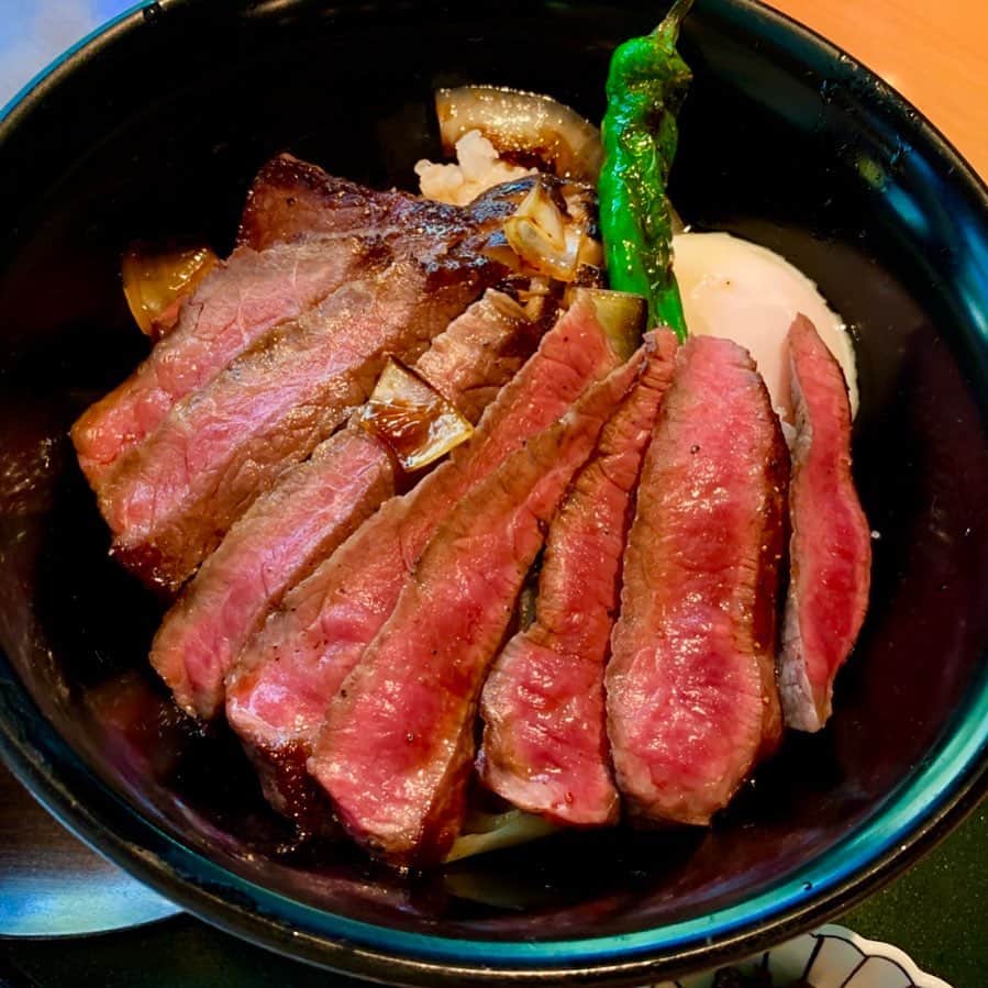 夏木マリさんのインスタグラム写真 - (夏木マリInstagram)「と、いうことで、、 お昼はステーキ丼🥢  #ステーキ丼 #lunch #natsukirock  #marinatsuki #夏木マリ」5月9日 13時09分 - mari_natsuki