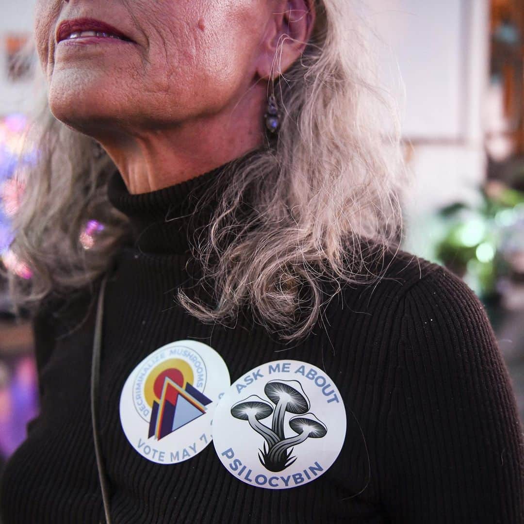 NBC Newsさんのインスタグラム写真 - (NBC NewsInstagram)「Elke Carre wears stickers in support of an initiative that would decriminalize psilocybin #mushrooms at an election watch party for Decriminalize #Denver in #Colorado. Denver is set to become the first city in the U.S. to effectively decriminalize #psilocybin mushrooms. Click the link in our bio for more. . 📷 Michael Ciaglo / @gettyimages」5月9日 13時10分 - nbcnews
