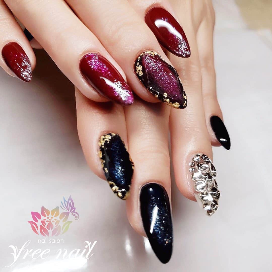 free nail フリーネイルのインスタグラム：「. お客様ネイル💅🏻🦋✨ . 宝石カットネイル💎✨ . 大人色ジュエリー♥️🖤✨ . ご来店ありがとうございました🙇🏻‍♀️🙇🏻‍♀️🙇🏻‍♀️💗 . #ネイル #フリーネイル #ネイルアート #ジェルネイル #ネイルサロン #大阪ネイルサロン #ネイルデザイン #ネイルチェンジ #宝石ネイル #宝石カットネイル #ラメネイル #金箔ネイル #ボルドーネイル #ブラックネイル #デザインネイル #シンプルネイル #トレンドネイル #大人ネイル #初夏ネイル #夏ネイル #美甲 #日式美甲 #summernails #nailsart #nailsalon #nailsdid #newnails #newnail #freenail」