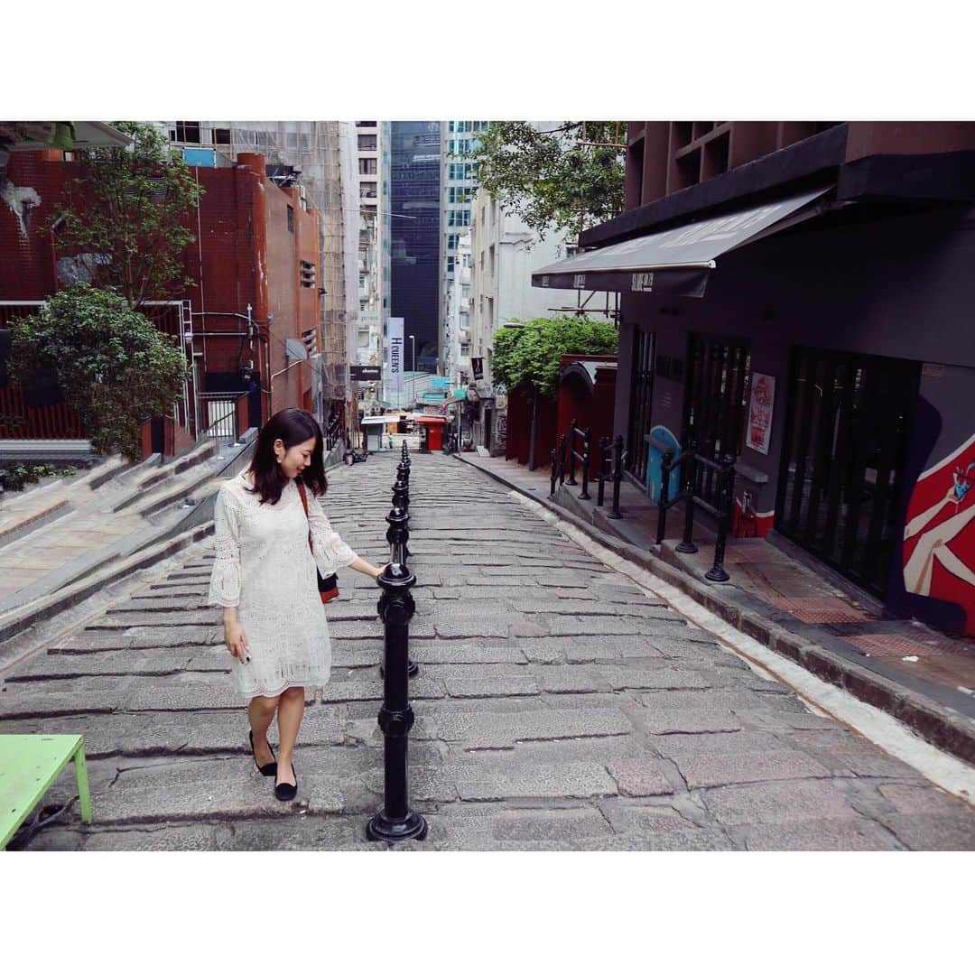 のインスタグラム：「. 香港旅🇭🇰 #時差スタグラム . 香港は旅行会社時代 一番取り扱った旅行先ということもあり 大好きな場所✈︎ . コンパクトで観光場所を回りやすいから いつも弾丸で行っています🏃‍♂️ 今回は1泊4日の弾丸旅😂 . まずは一番行きたかった中環♡ 映画「恋する惑星」が好きで やっとロケ地に来れたー🙌 . 観光中ずっと夢中人が 脳内再生されてました🎧笑 . 映画を見た方ならわかると思いますが あのエスカレーターを見ることが出来て感動🥺 . 20年以上前の映画なので 変わってる場所も多いですが 行ってよかった❁ . ロケ地巡りとか初めてしましたが リピートしてる国なら こうゆう楽しみ方もありでした☺️✨ . #香港#香港旅#中環#セントラル#ヒルサイドエスカレーター#映画#恋する惑星#フェイウォン#夢中人#ロケ地#旅#旅行#女子旅#タビジョ#旅の思い出#さき旅#アジア#観光#ツアー#travel#instatravel#hongkong#sightseeing」