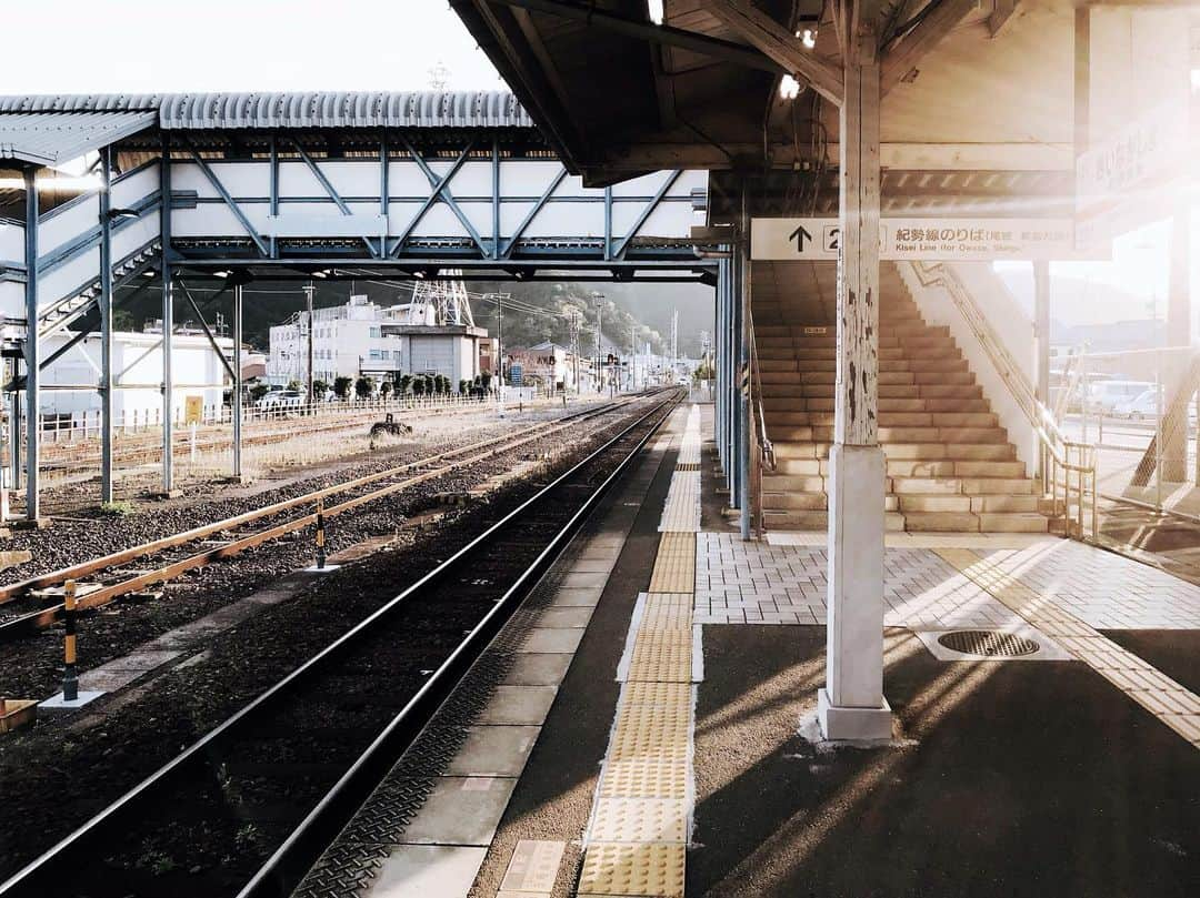 石川文菜さんのインスタグラム写真 - (石川文菜Instagram)「. . . GOOD MEALの撮影でおじゃました三重県はとっても自然豊かでした⛰🌊 . . . オフショットを少しずつアップ予定📷 . . . GOOD MEALの動画はプロフィール欄よりどうぞ💁‍♀️ . #pic #photo #japan #japan_of_insta #japan_focus #鉄道 #駅 #夕日 #無人駅 #mie #三重 #jackall #brs #fishing #fishinglife #iriefishingclub」5月9日 13時13分 - bun0404