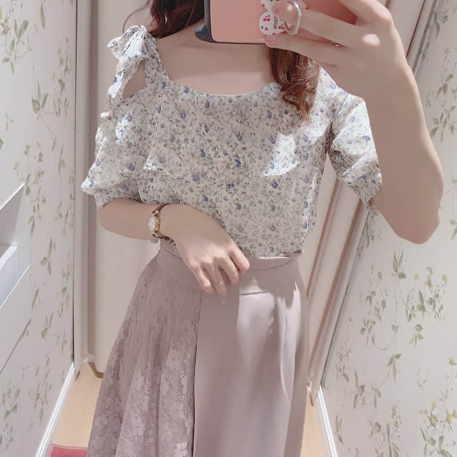 MAJEgirl?officialさんのインスタグラム写真 - (MAJEgirl?officialInstagram)「流行りのワンショルトップス﻿ 入荷しました✨﻿ 肩のリボンがポイントで﻿ 可愛いです😻﻿ シフォン生地になっているので﻿ 今からの季節に涼しく着れて﻿ オススメです❣️﻿ ﻿ #1095030503﻿ #ワンショルフラワーブラウス﻿ #1095041109﻿ #レースキリカエスカート﻿ ﻿ ﻿ #マジェスティックレゴン#花柄#ワンショル﻿ #シフォン#ブラウス#大人ガーリー﻿ #夏コーデ#ガーリー#フェミニン#ootd#ootdfashion#majesticlegon﻿ #flower #majegirl #dailylook #instalike ﻿ #kawaii #skirt#spring#fashion#code﻿ #girly」5月9日 13時23分 - majesticlegon_pressroom
