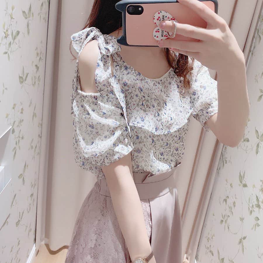 MAJEgirl?officialさんのインスタグラム写真 - (MAJEgirl?officialInstagram)「流行りのワンショルトップス﻿ 入荷しました✨﻿ 肩のリボンがポイントで﻿ 可愛いです😻﻿ シフォン生地になっているので﻿ 今からの季節に涼しく着れて﻿ オススメです❣️﻿ ﻿ #1095030503﻿ #ワンショルフラワーブラウス﻿ #1095041109﻿ #レースキリカエスカート﻿ ﻿ ﻿ #マジェスティックレゴン#花柄#ワンショル﻿ #シフォン#ブラウス#大人ガーリー﻿ #夏コーデ#ガーリー#フェミニン#ootd#ootdfashion#majesticlegon﻿ #flower #majegirl #dailylook #instalike ﻿ #kawaii #skirt#spring#fashion#code﻿ #girly」5月9日 13時23分 - majesticlegon_pressroom