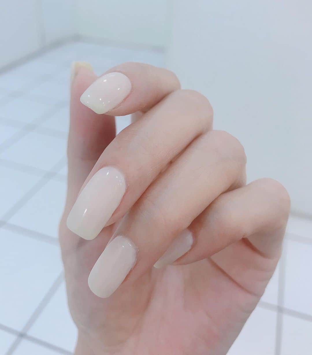 のインスタグラム：「普段より少しネイル長めかな…💅ナタリーに整えてもらいましょう @naly_nail  明日の撮影の準備をしています。」