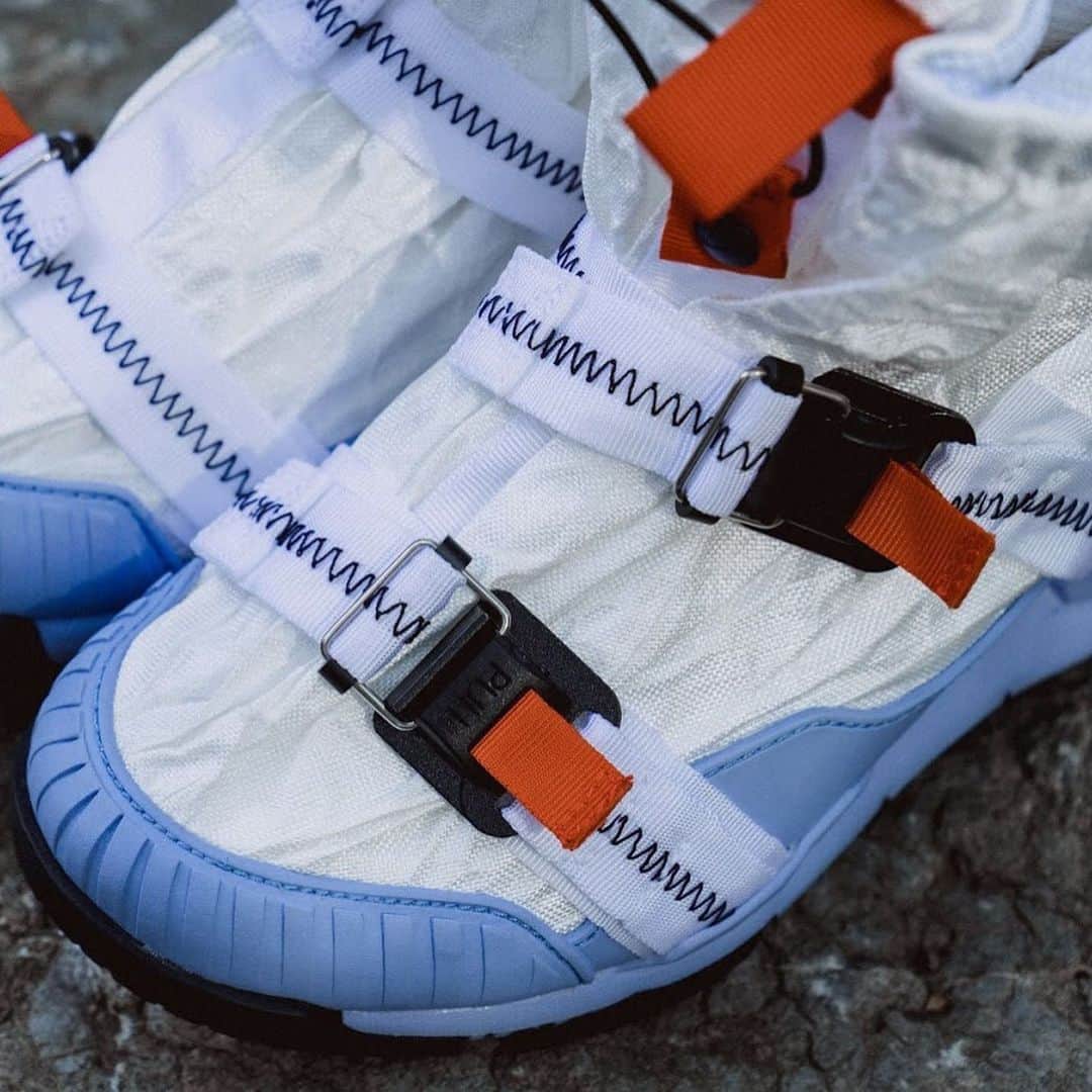 HYPEBEASTさんのインスタグラム写真 - (HYPEBEASTInstagram)「@hypebeastkicks: Here’s a closer look at @tomsachs’ @nike Mars Yard Overshoe ahead of its May 9 re-release. The original Mars Yard sneaker has been enclosed within a waterproof Dyneema shroud, while adjustable pull tabs and Fidlock closures have been placed along the shoe for an adjustable fit. Swipe to view all the details.  Photo: Eddie Lee/HYPEBEAST」5月9日 13時22分 - hypebeast