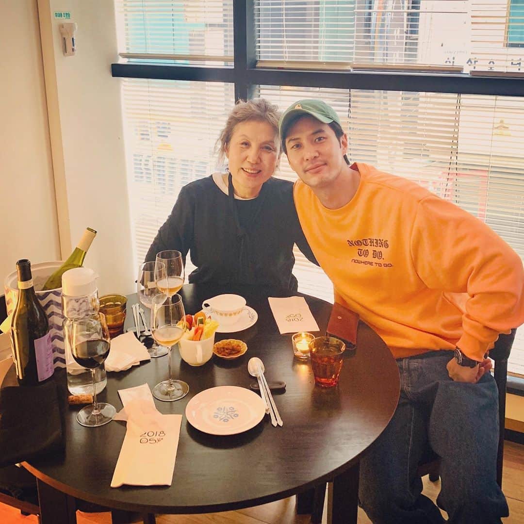 キム・ジソクのインスタグラム：「. 보고싶은 아빠!  엄마는 제가 잘 지키고 있어요🙌🏻 엄마는 화.와🍾, 저는 레.와🍷, . 각 1병씩 기가 막힌 밤이었어요.  we all miss u papa🌈🙏🌸」