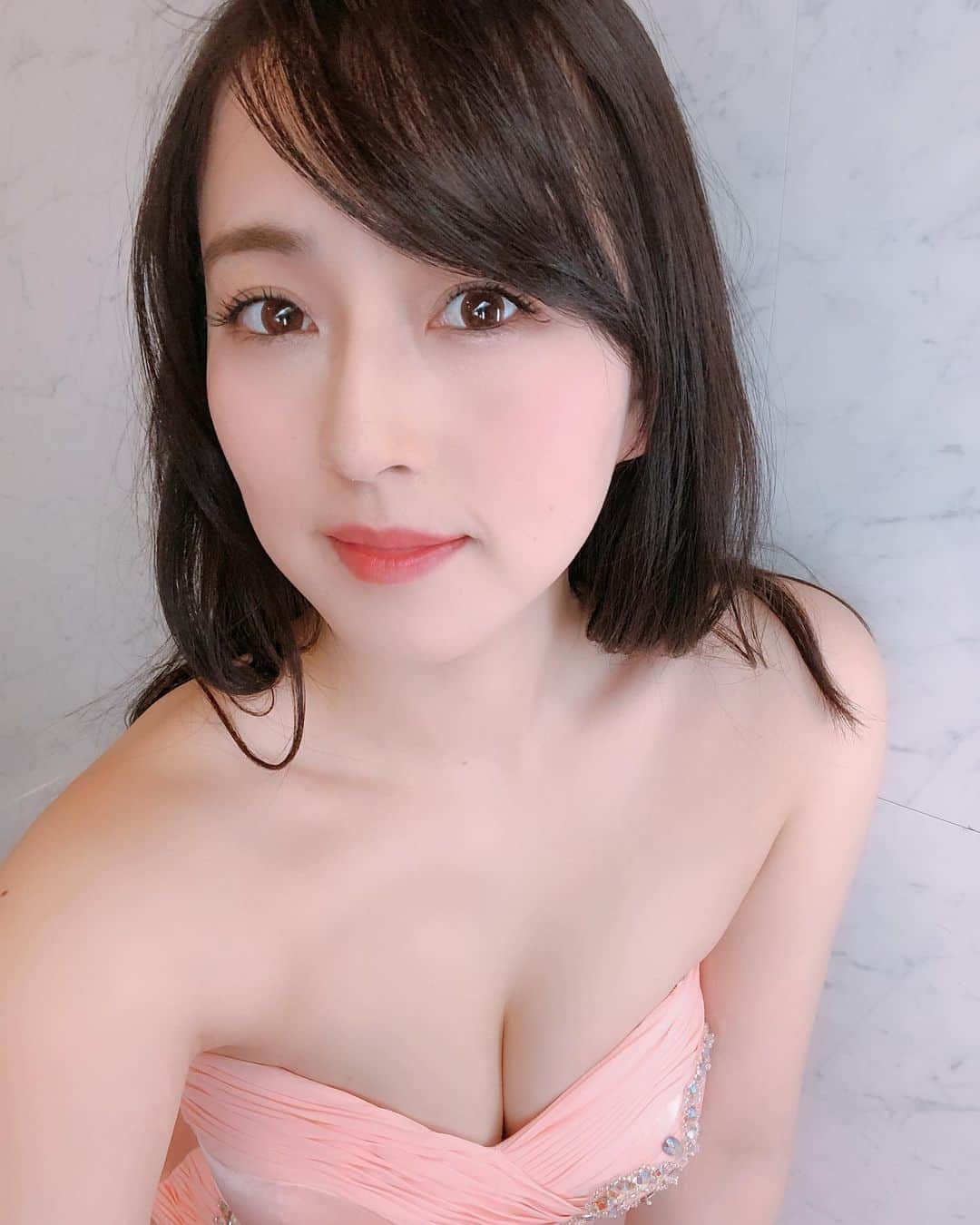 薄井しお里さんのインスタグラム写真 - (薄井しお里Instagram)「‪令和になってはじめての表紙です！‬ ・ ‪週刊実話✨‬ ‪グラビアも掲載していただいているので要チェックです✨‬ ・ ‪#女子アナ‬ #ノーパン #グラビア #表紙 #週刊実話  #sexy #cute #섹시 #귀여운 #可爱的 #黒髪ロング  #色白 #むんにゅり #软 #부드러운 #撮影会 #撮影 #タレント #巻き髪 #巻き髪ロング  #色白 #ビキニ #白净 #하얀 #미인」5月9日 13時56分 - shiori.uuu