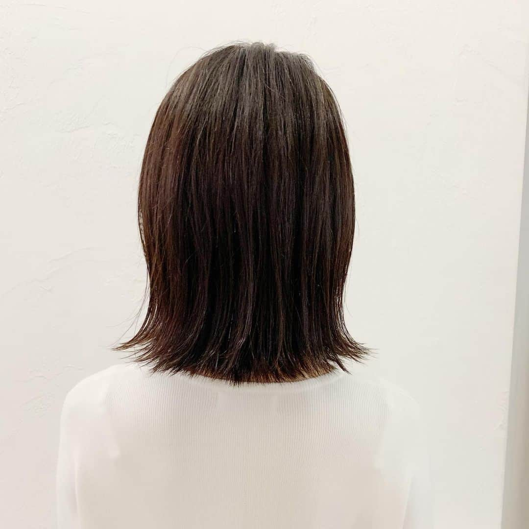 乙黒えりさんのインスタグラム写真 - (乙黒えりInstagram)「撮影のためヘアメンテナンスへ！ 新鮮な気分に♬ シアバターを手ぐしで毛先からつけてなじませるだけというシンプルなスタイリング @lomalia_izuwaki  ありがとうございます！ #ママファッション #ママヘア #ボブ #外ハネ #前髪 #ヘアスタイリング」5月9日 14時01分 - ellyotoguro