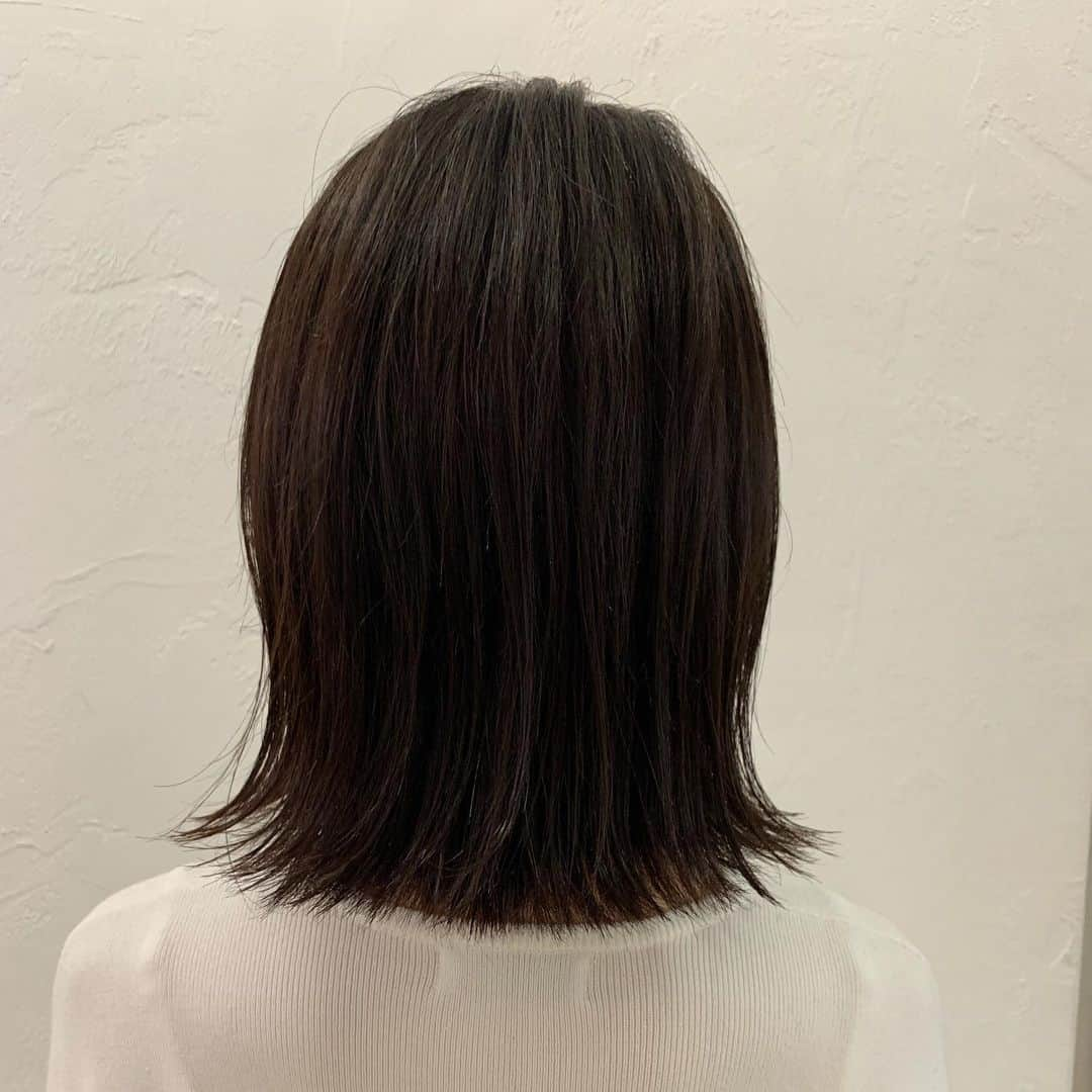 乙黒えりさんのインスタグラム写真 - (乙黒えりInstagram)「撮影のためヘアメンテナンスへ！ 新鮮な気分に♬ シアバターを手ぐしで毛先からつけてなじませるだけというシンプルなスタイリング @lomalia_izuwaki  ありがとうございます！ #ママファッション #ママヘア #ボブ #外ハネ #前髪 #ヘアスタイリング」5月9日 14時01分 - ellyotoguro