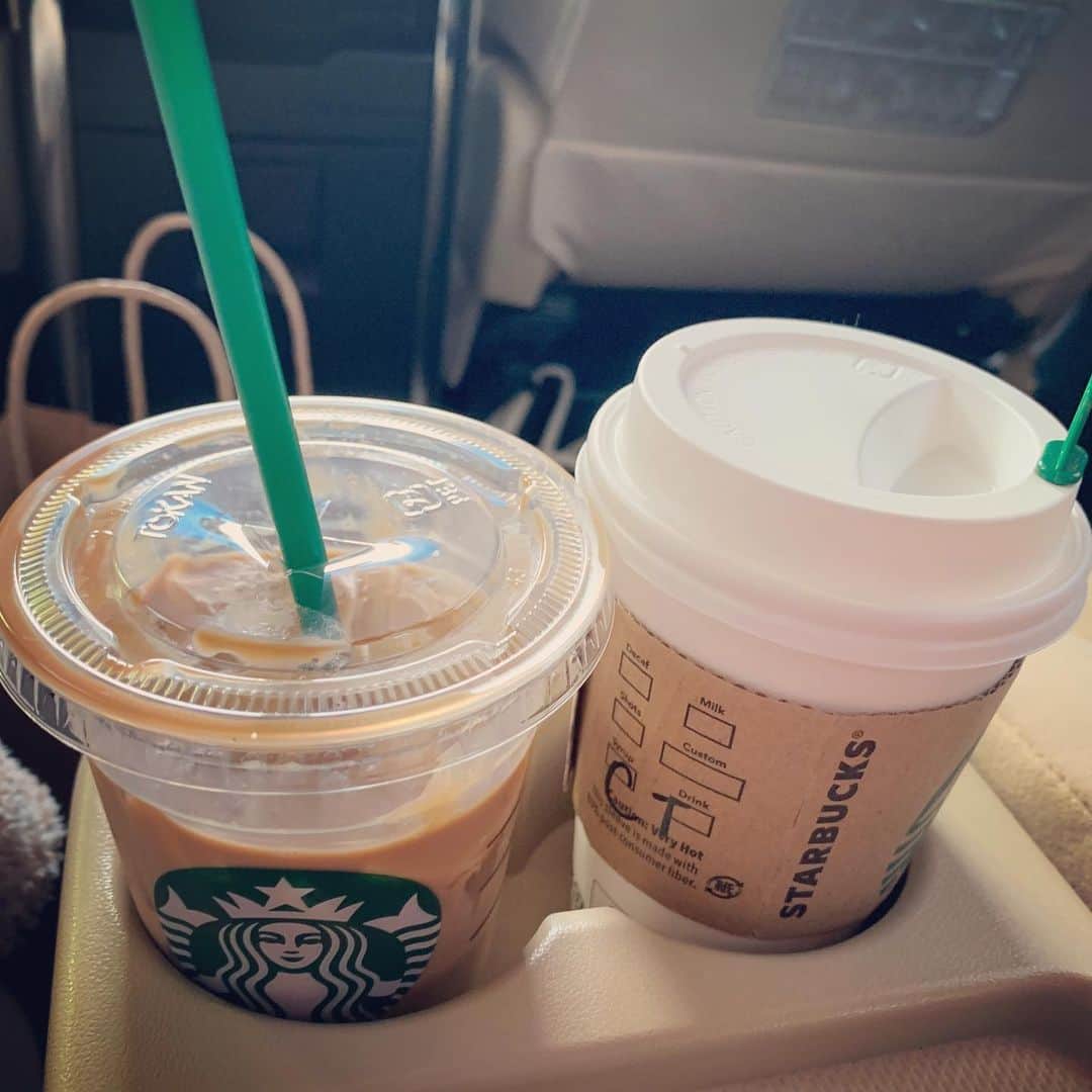 のインスタグラム：「今朝は久々に5時起き。早朝からドラマの撮影ロケしています！ スタバはアイスとホット二個飲み。 #矢田亜希子 #akikoyada #ドラマ#ドラマロケ#ドラマ撮影#夜まで撮影#移動中#starbucks #スタバ#キャラメルマキアート#カモミールティーラテ#webalamoda #webalamodabyakikoyada」