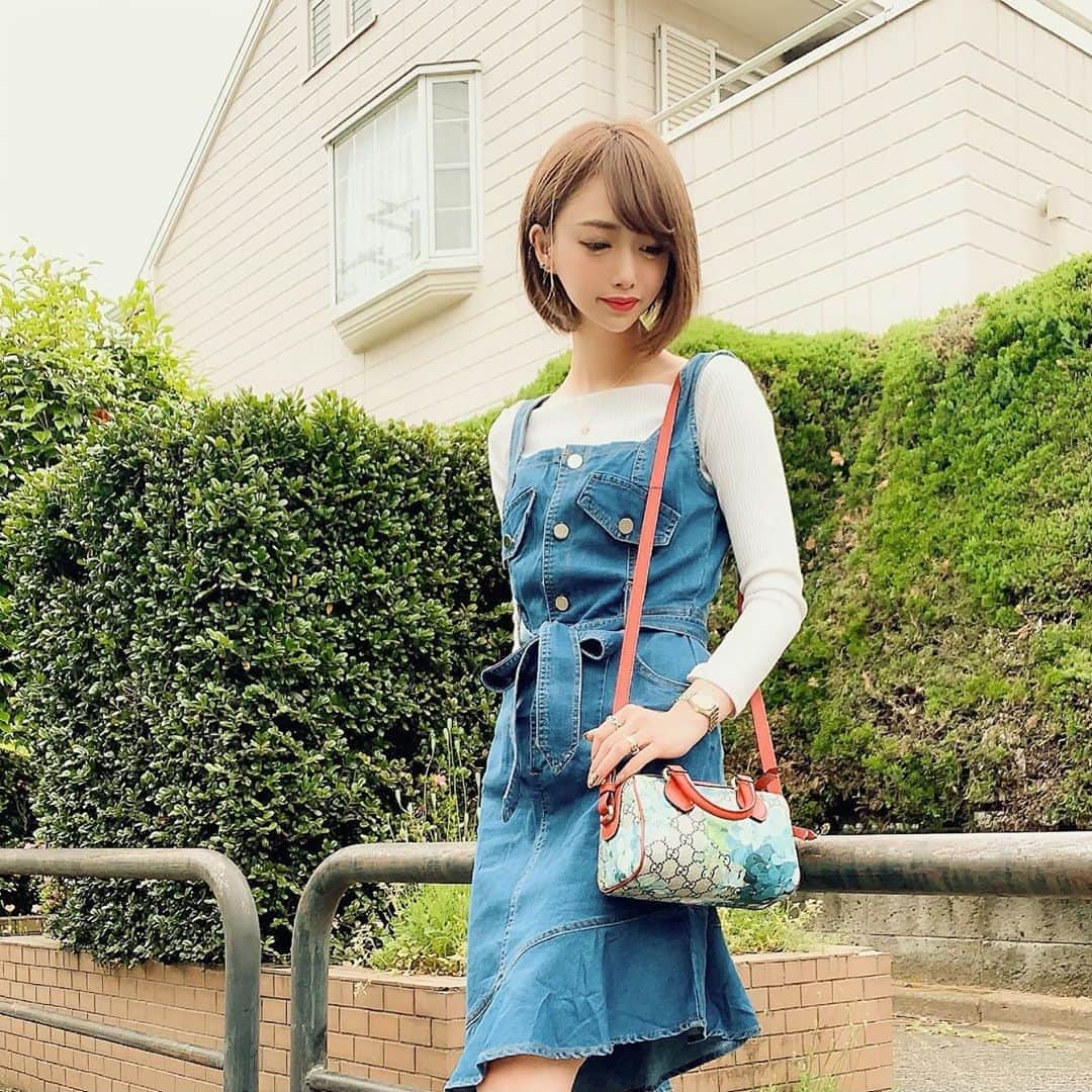 のインスタグラム：「今日の #ootd 🥰 デニムワンピは @selectshop.joie さんで❣️ 可愛くてお気に入り💕 ． #春コーデ」
