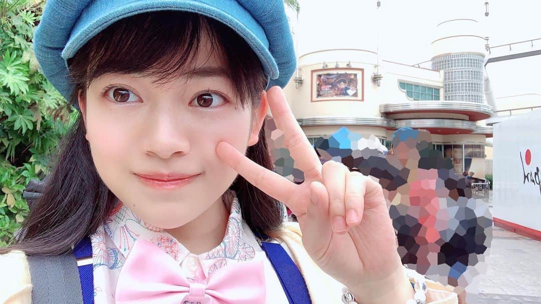 高岡薫のインスタグラム：「ユニバに行ってきたよーー！！ 久々の！ユニバ！！with 姉！！ 2枚目が昨日の写真の答えだよ！ 名探偵コナン THE ESCAPE 紺青の序幕 というリアル脱出ゲームに行きました！！ めっっっちゃ楽しかった！！色んな謎解きに挑戦したよ！！結構いいとこまで解けた！！本当に楽しかった♪ そして、ポップコーン買った〜🥰ボックスは怪盗キッドだよ〜🥰 そして、クレープも買いました！私はコナンくんのクレープ😋姉は怪盗キッドのクレープ🥰 あとはスパイダーマンのアトラクションに乗ったよ！ユニバに来たら必ず乗るアトラクション！！ グッズもたくさん買ったよ〜！写真載せとらんのんやけど、スパイダーマンのシャーペン買った💕 なんか薄めメイクと濃いメイクしてる時に自撮りしたけん落差激しい！ごめんなさい〜😭 #ユニバーサルスタジオジャパン #ユニバ #名探偵コナン #スパイダーマン」