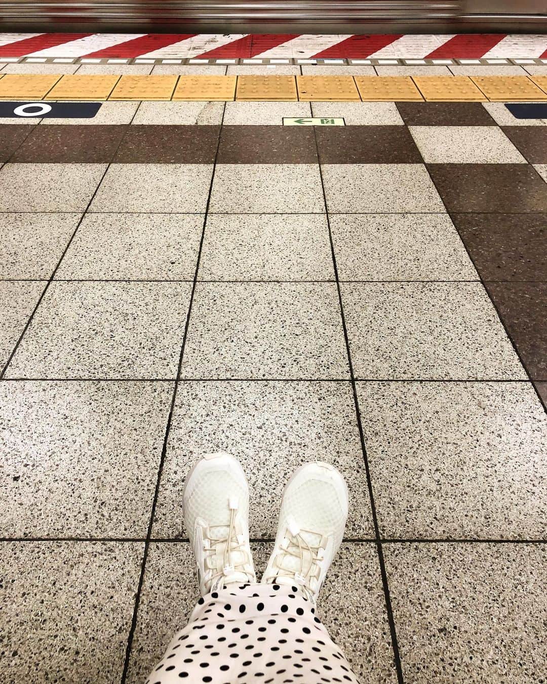 竹内由恵さんのインスタグラム写真 - (竹内由恵Instagram)「新しいミズノの白いスニーカー👟ちょっと透けていて、涼しい✨  取材でいっぱい履こうっと。  #mizuno #最近スニーカー好き #ここは地下鉄」5月9日 14時17分 - yoshie0takeuchi