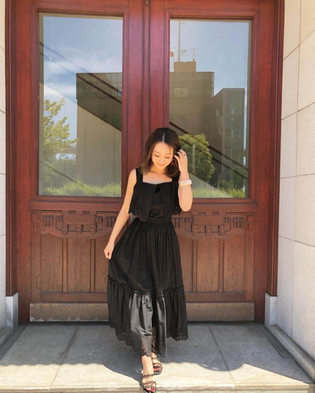 のインスタグラム：「summer black dress.💋 オフショルorキャミ 2wayでその日の気分で。 blackはすっきりキャミタイプで着てみました。 夏のblack dressが大好き♡ . . white＆yellowの3色展開 (5/15からの新宿伊勢丹先行dressです🖤) #akiki#ss19 #black#dress#madeinjapan #akiki_isetan」