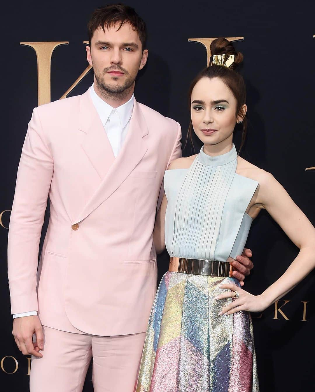 Just Jaredさんのインスタグラム写真 - (Just JaredInstagram)「@nicholashoult & @lilyjcollins attend the premiere of their new film @tolkienmovie! #NicholasHoult #LilyCollins Photos: Getty」5月9日 14時33分 - justjared