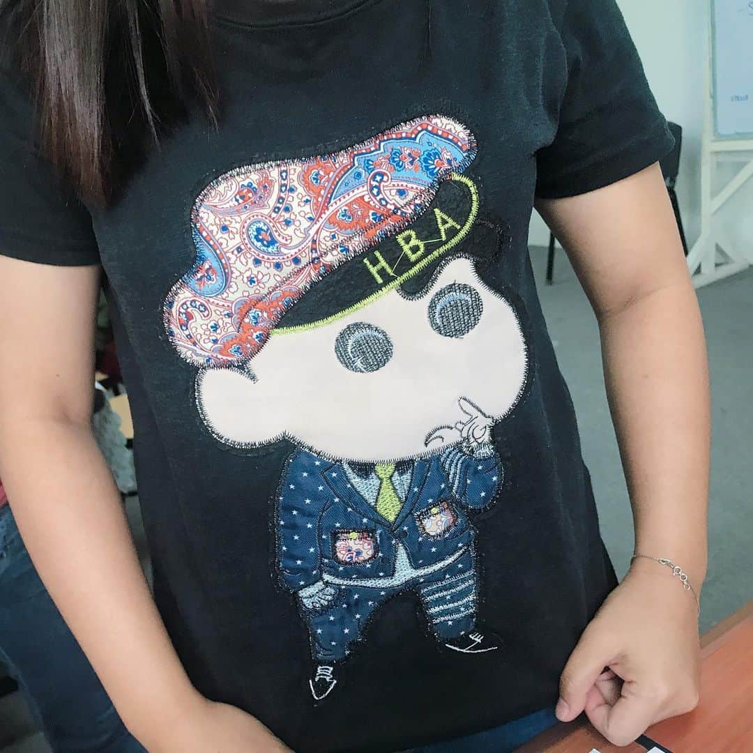 美容留学のアジアビューティカレッジのインスタグラム：「✂︎﻿﻿ 学校の先生の今日のTシャツが クレヨンしんちゃんでした！笑 フィリピンでも有名だそうです🇵🇭笑 .  英語と美容が学べるセブ留学 海外で美容師で活躍しよう‼️ ﻿ @abc_cebu﻿﻿ ﻿ #美容師 ﻿ #スタイリスト﻿ #ヘアスタイリスト﻿ #美容室﻿ #美容院 ﻿ #ヘアサロン﻿ #美容留学﻿ #語学留学﻿ #海外留学 ﻿ #スタイリング ﻿ #カラーリスト ﻿ #日系サロン﻿ #カラー ﻿ #イルミナカラー﻿ #海外生活﻿﻿ #美容学生 ﻿ #セブ島﻿ #英会話 ﻿ #スタイリストデビュー ﻿ #美容師転職 ﻿ #美容師募集﻿ #外国人風カラー ﻿ #美容師の卵﻿ #ショートヘア﻿ #ウルフカット  #ヘアアレンジ ﻿ #海外で美容師したい﻿ #美容師さんと繋がりたい #美容師アシスタント #ハイブリーチ」