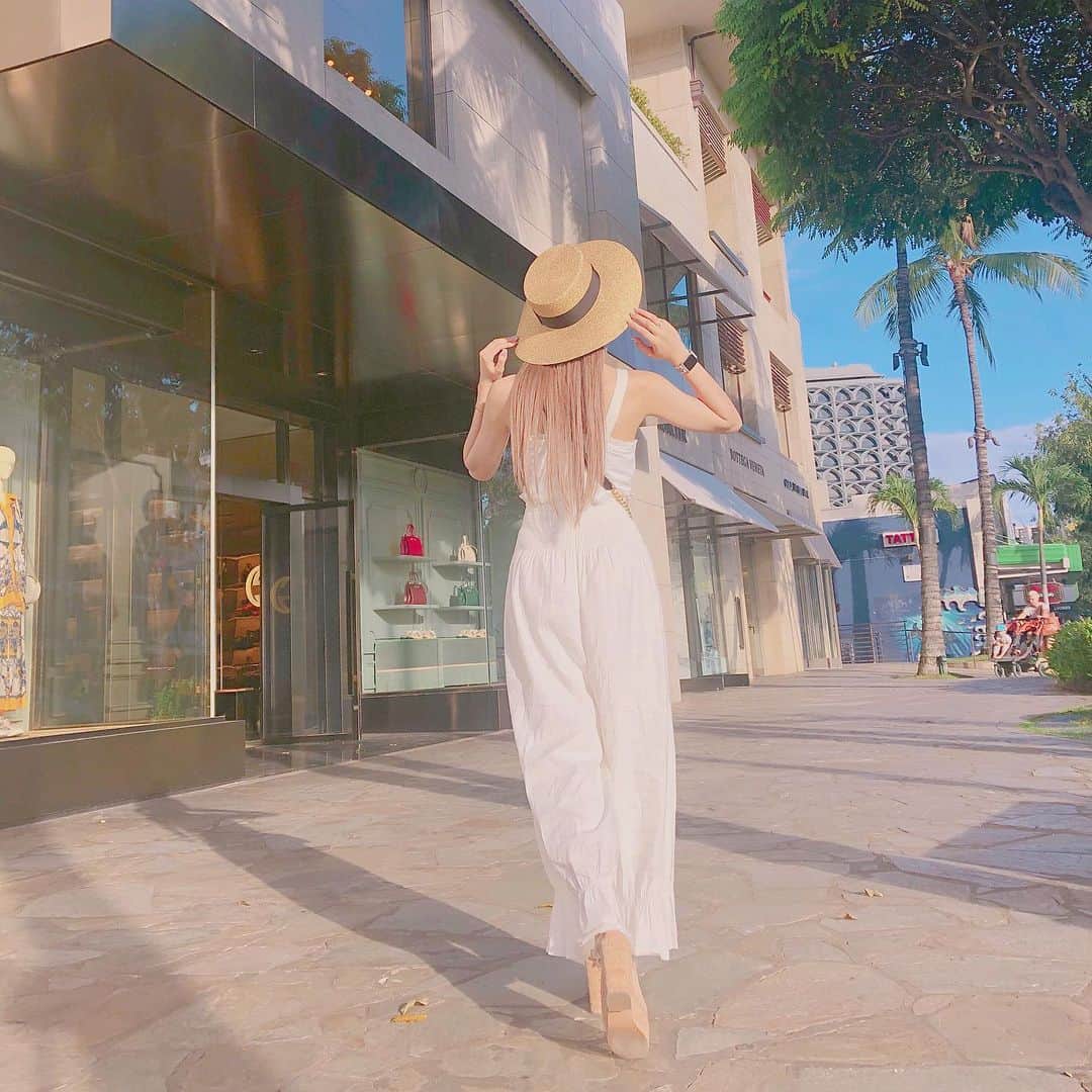 紗蘭さんのインスタグラム写真 - (紗蘭Instagram)「昨日のコーデ🧸💕 たまたま持ってきた服がニコルと色味が被ったのでこの日はホワイトコーデで合わせたよ✨ SNIDELのロンパースかわゆい♥️ #hawaii #ootd #waikiki #honolulu #snidel #gucci #chanel #さらファッション」5月9日 14時42分 - saracchidayo