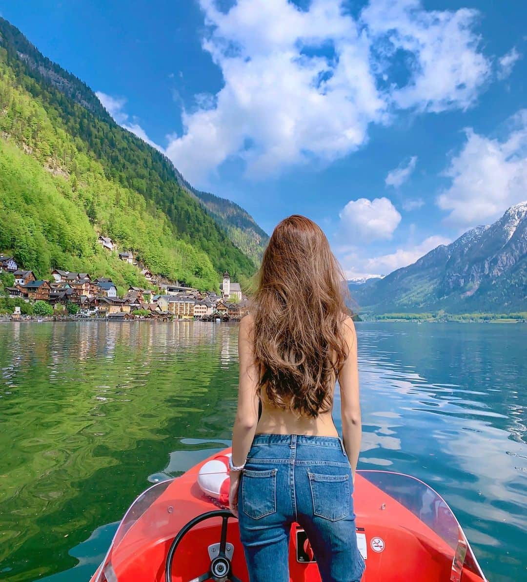 リタ（瑞塔兒）さんのインスタグラム写真 - (リタ（瑞塔兒）Instagram)「無限的遐想空間⛰ 離開人間仙境的哈修塔特🇦🇹 下一站哪裡呢🦢🚤 #taipei#taiwan#taiwanese#taiwanesegirl#ritakao#love#enjoy#life#smile#Beijing#shanghai#china#sunshine#summer#selfie#afternoon#hot#vacation#goodmood#birthday#birthdaygirl#trip#europe#easterneurope#vienna#Austria#hallstattlake#hallstatt#bikini#bikinigirl」5月9日 14時36分 - love_ritakao