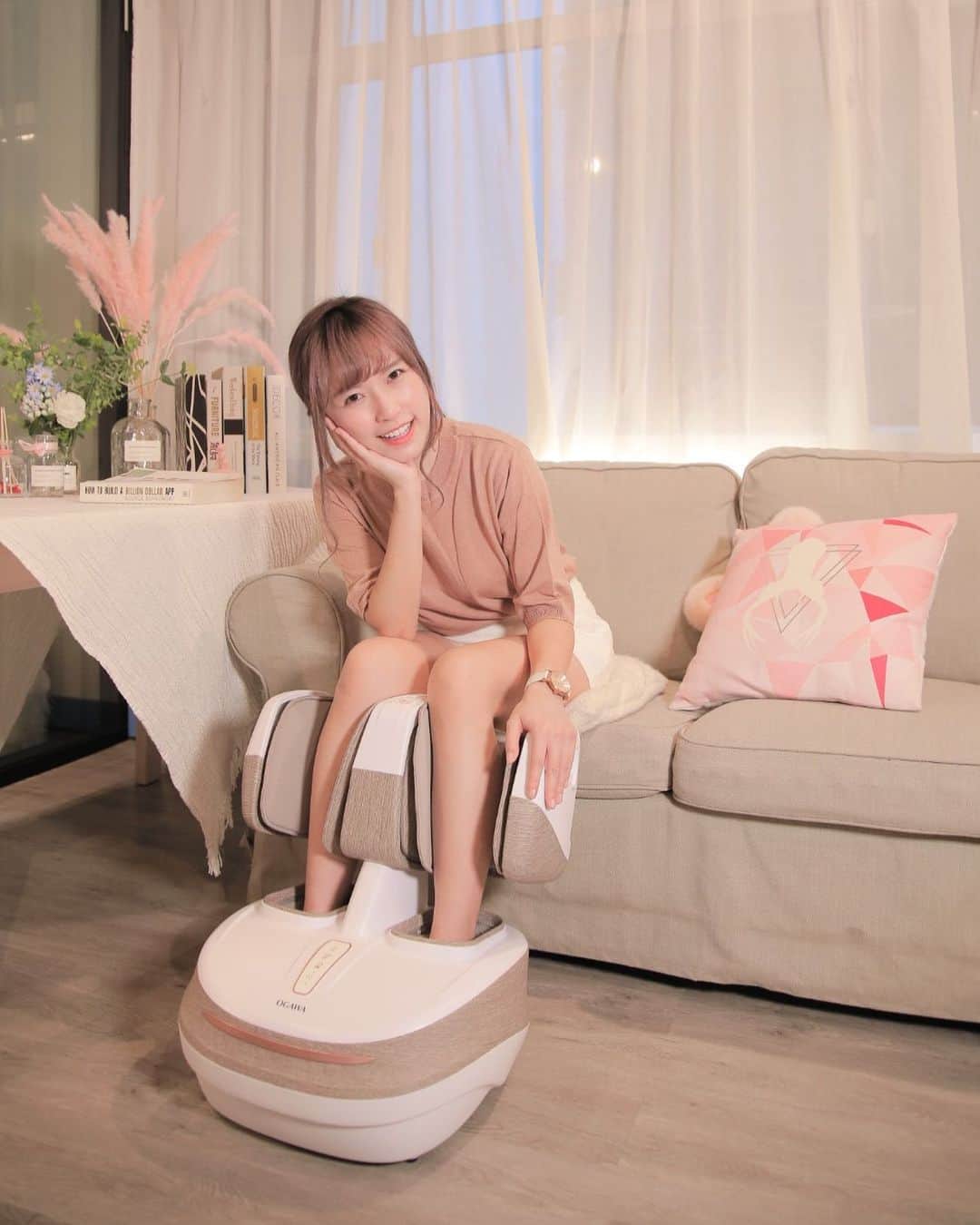 Miss Hunnyのインスタグラム：「呢幾年我都攰喇，雖則話去旅行🧳可以放鬆身心，但係硬件仍然係咁消耗🤦🏻‍♀ 所以細佬我嘅新寵就係——分體式按摩機，可以上下拆開，連大脾仔同手臂仔都可以按埋，仲有埋膝頭哥仔最啱使既發熱貼🌞改善血液循環🦵🏻🦵🏻🦵🏻🦵🏻🦵🏻 我又可以讀萬卷書行萬里路٩(˃̶͈̀௰˂̶͈́)و 好舒服的唷(˶‾᷄ ⁻̫ ‾᷅˵) @OGAWAHK #全球首創 #二人共享 #隨心按隨處按 #2滿足」