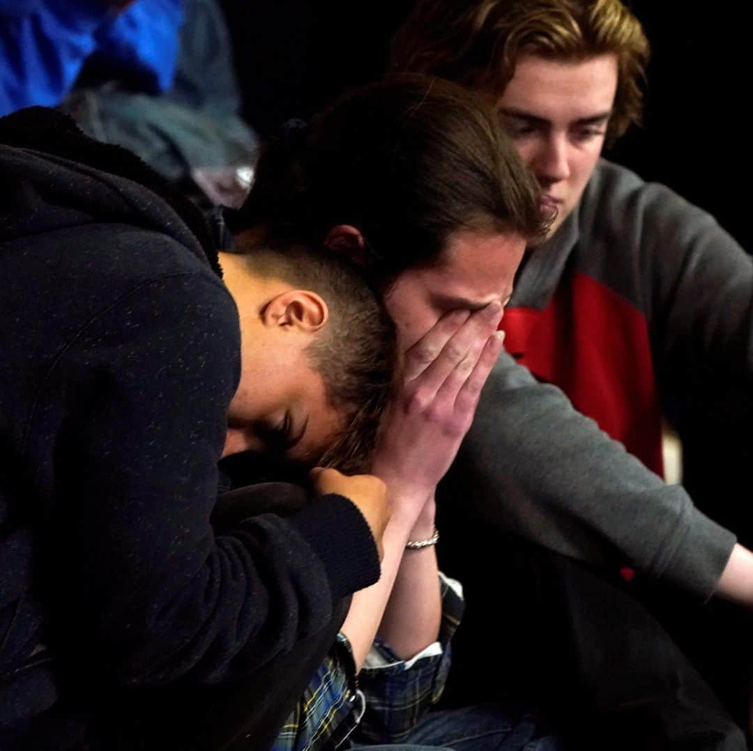 NBC Newsさんのインスタグラム写真 - (NBC NewsInstagram)「Students participate in a candlelight vigil held at Highlands Ranch High School in #Colorado. One student was killed and 8 others were injured during a shooting at STEM School Highlands Ranch on Tuesday. . 📷 @michaelciaglo / @gettyimages 📷 Rick Wilking / @reuters」5月9日 14時47分 - nbcnews