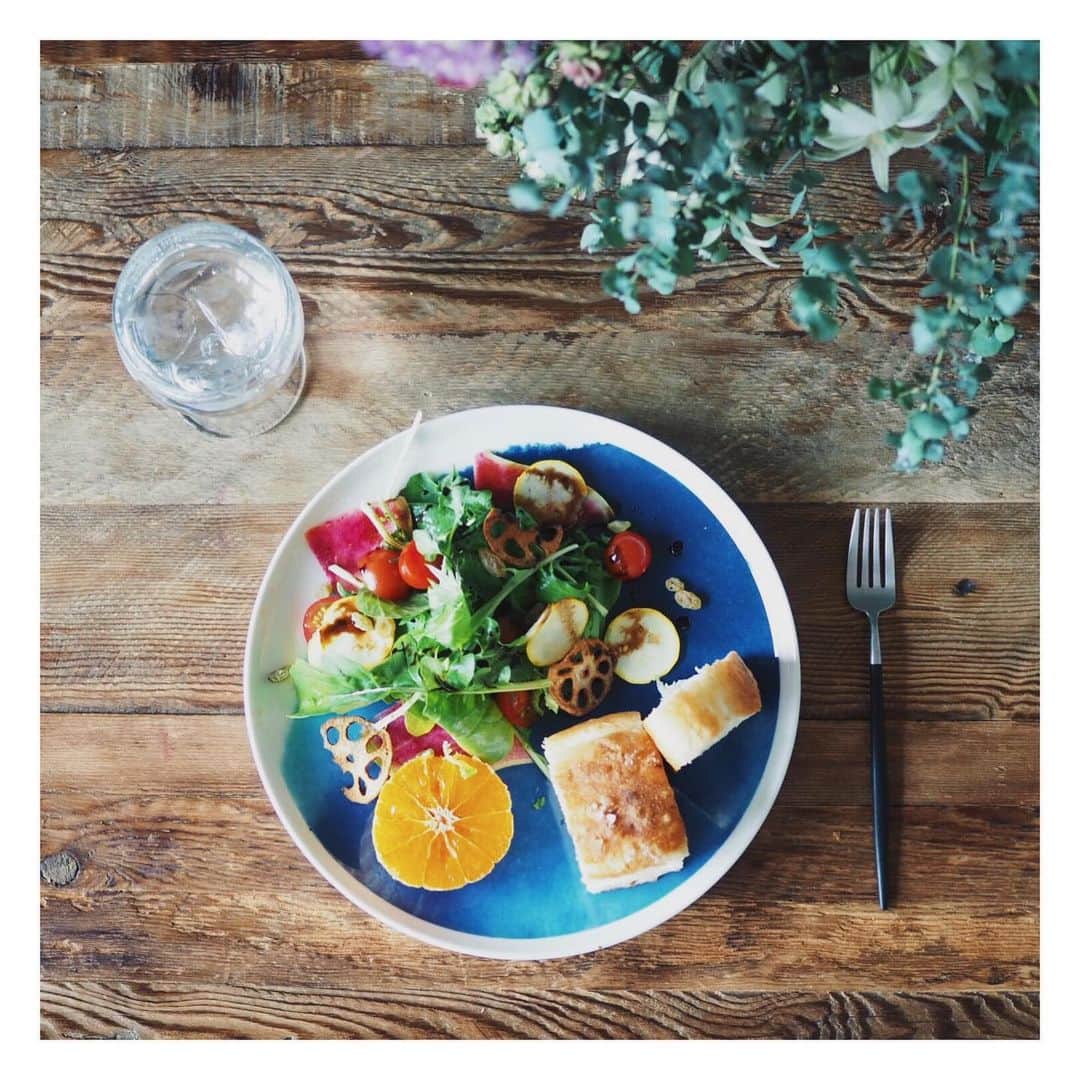 高山都さんのインスタグラム写真 - (高山都Instagram)「昨夜のおいしいおいしいフォカッチャをお持ち帰りさせてもらったので、パンとサラダランチ。 お皿はおニューの @marimekkojapan  青が美しいー。 #みやれゴハン #マリメッコと #marimekko #oivaモーメント」5月9日 14時48分 - miyare38
