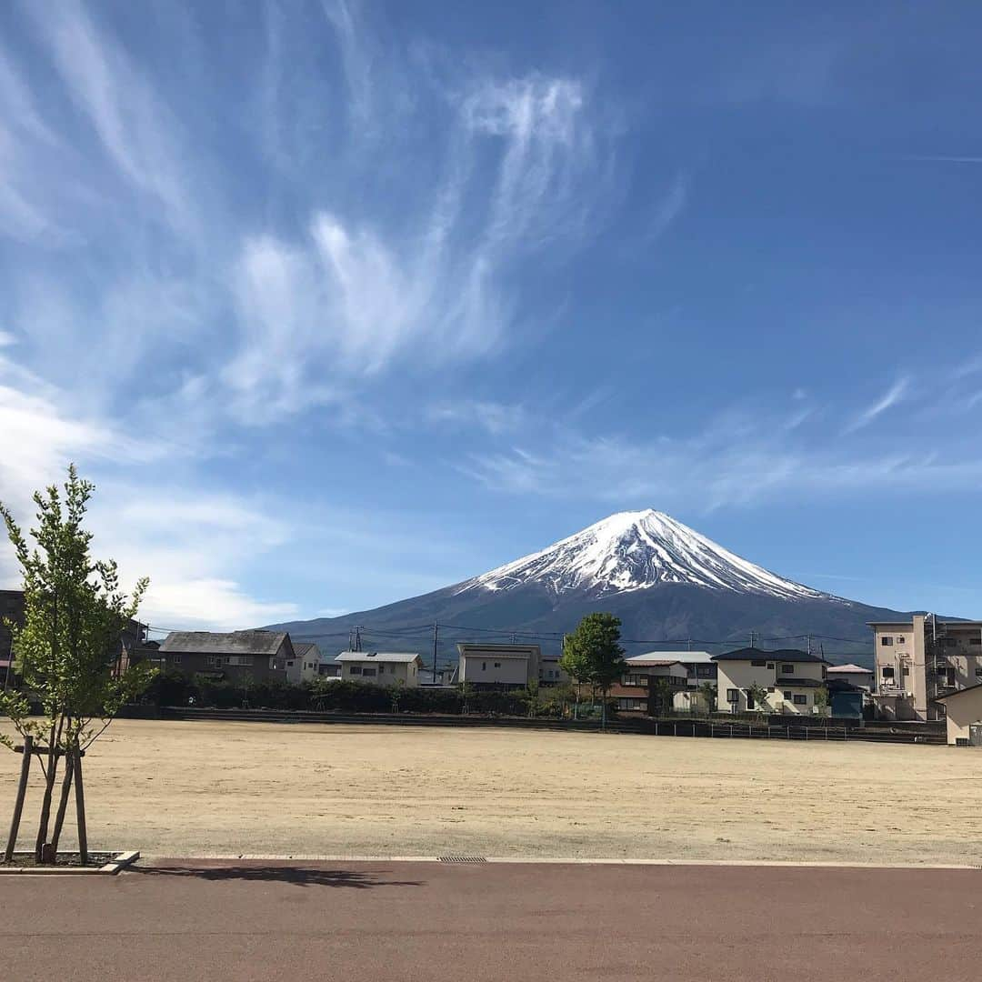 田中琴乃さんのインスタグラム写真 - (田中琴乃Instagram)「これが校庭からの景色 というのがすごすぎ！ ・ 車移動はずーっと 富士山見えないか 窓の外をチェック👀 ・ #富士山  #mtfuji」5月9日 14時50分 - tanakakotono