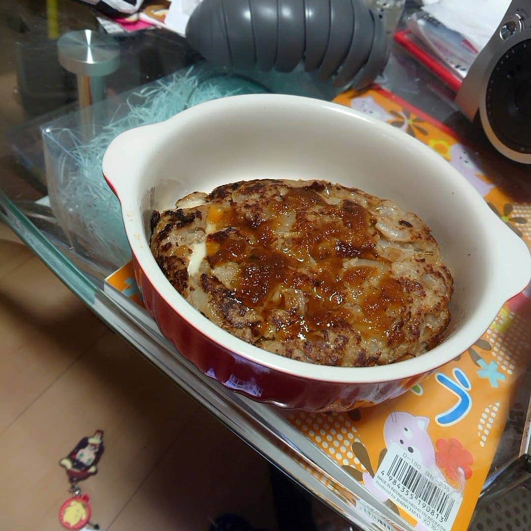 玉響桃乃のインスタグラム：「今日はおやすみだからチーズINハンバーグ作ったよ！( * ॑˘ ॑* ) ⁾⁾ 2個作ったから冷凍して1個は今度お弁当にして食べる！ #お弁当記録」