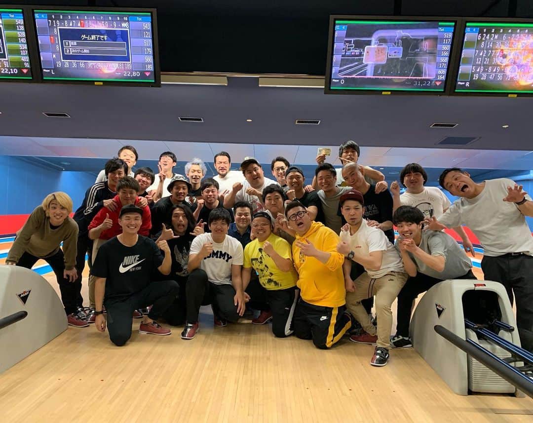 池田真一のインスタグラム：「昨日の最後は芸人野球チームオマヘンズのボーリング大会でした！ 死ぬほどわろた！ 写真はスライドして連続で見てください！」
