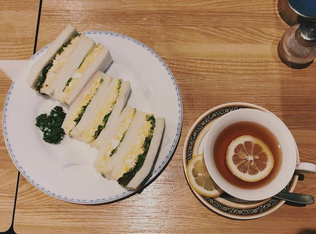 大澤実音穂さんのインスタグラム写真 - (大澤実音穂Instagram)「🥚🍋 花屋。ホットティーにレモンスライスが二枚も付いていた〜」5月9日 14時58分 - ______mineho