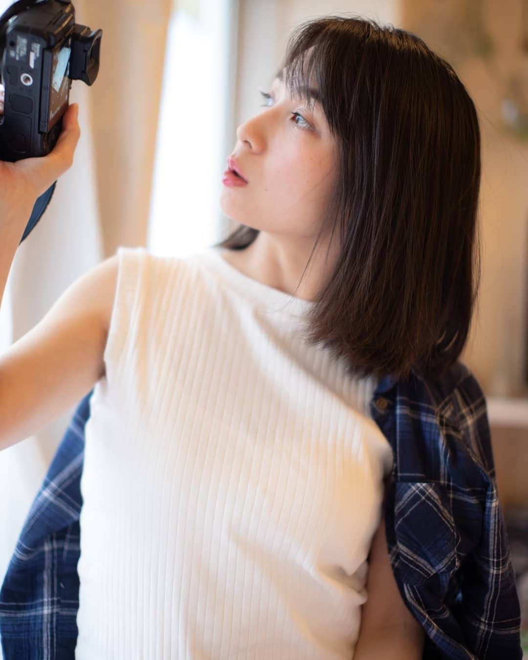 柚月美穂のインスタグラム：「#randompic . . 見比べ📷 . . まず #Canon #5d . . . . . . #青 #blue #ノースリーブ #チェックシャツ #ネルシャツ #ショートパンツ  #ボブ #ミディアムボブ . #Japanese #Actor #camerawoman #picoftheday #instagood #fashion #happy #followme #follow #art #me #photography #fun #instalike #igersInstagrammers #photo #tokyo #japan」