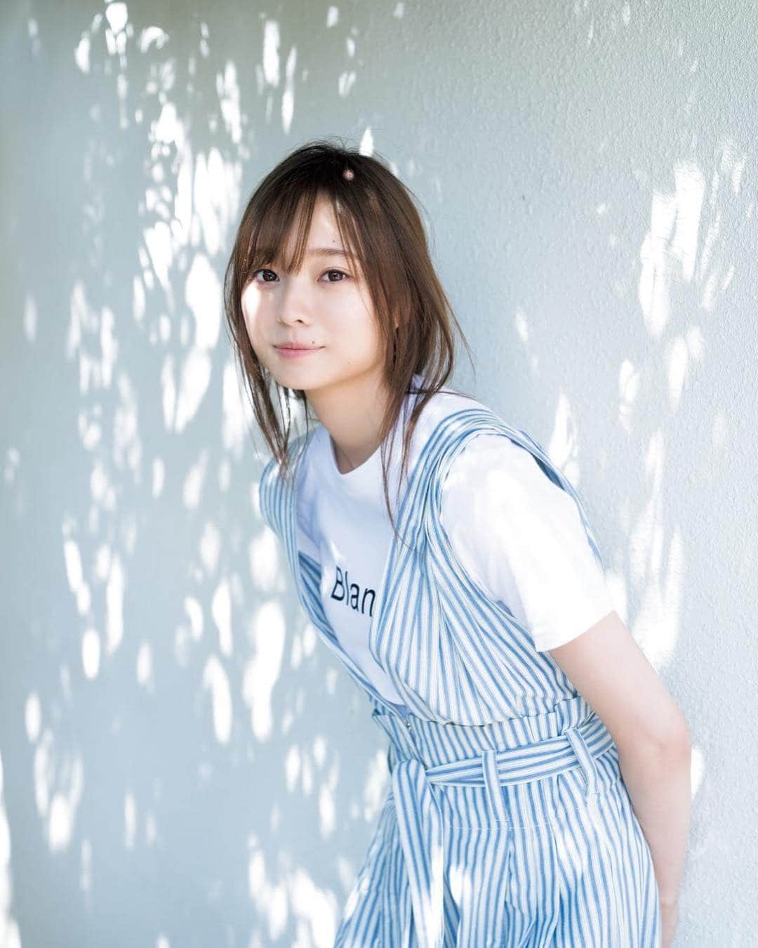 のインスタグラム：「#マガジン 23号発売中！﻿﻿ ﻿﻿ 21/22合併号からスタートした、乃木坂46× #週刊少年マガジン のSpecial企画！ 第２弾！﻿﻿ ﻿﻿ 舞台『七つの大罪』でリザベス役を演じた #梅澤美波 さん。 #乃木坂46 の『空扉』ではセンターポジションにも抜擢！ ﻿ ﻿ 撮影 /  佐藤佑一﻿ スタイリング / 川上舞乃﻿ ヘアメイク /  スミホシナ﻿ デザイン / 坂上和也 (banjo)﻿ ﻿ ﻿ 今週号は乃木坂祭り！﻿ 巻頭には #堀未央奈 さん& #掛橋沙耶香 さん﻿ 巻中には #久保史緒里 さん﻿ が登場しています！」