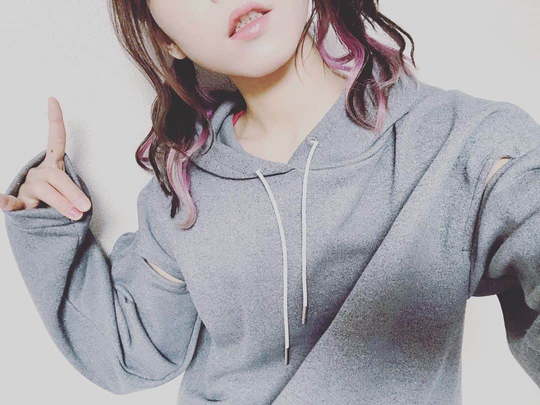 朝日奈丸佳さんのインスタグラム写真 - (朝日奈丸佳Instagram)「最近好きです。ふたつむすび。 楽ちん。  ウルフのツインは毛量少なくて可愛いーっ  #ウルフヘア #ツインテール  #シールエクステ #紫メッシュ」5月9日 15時09分 - madoka_maru_hina