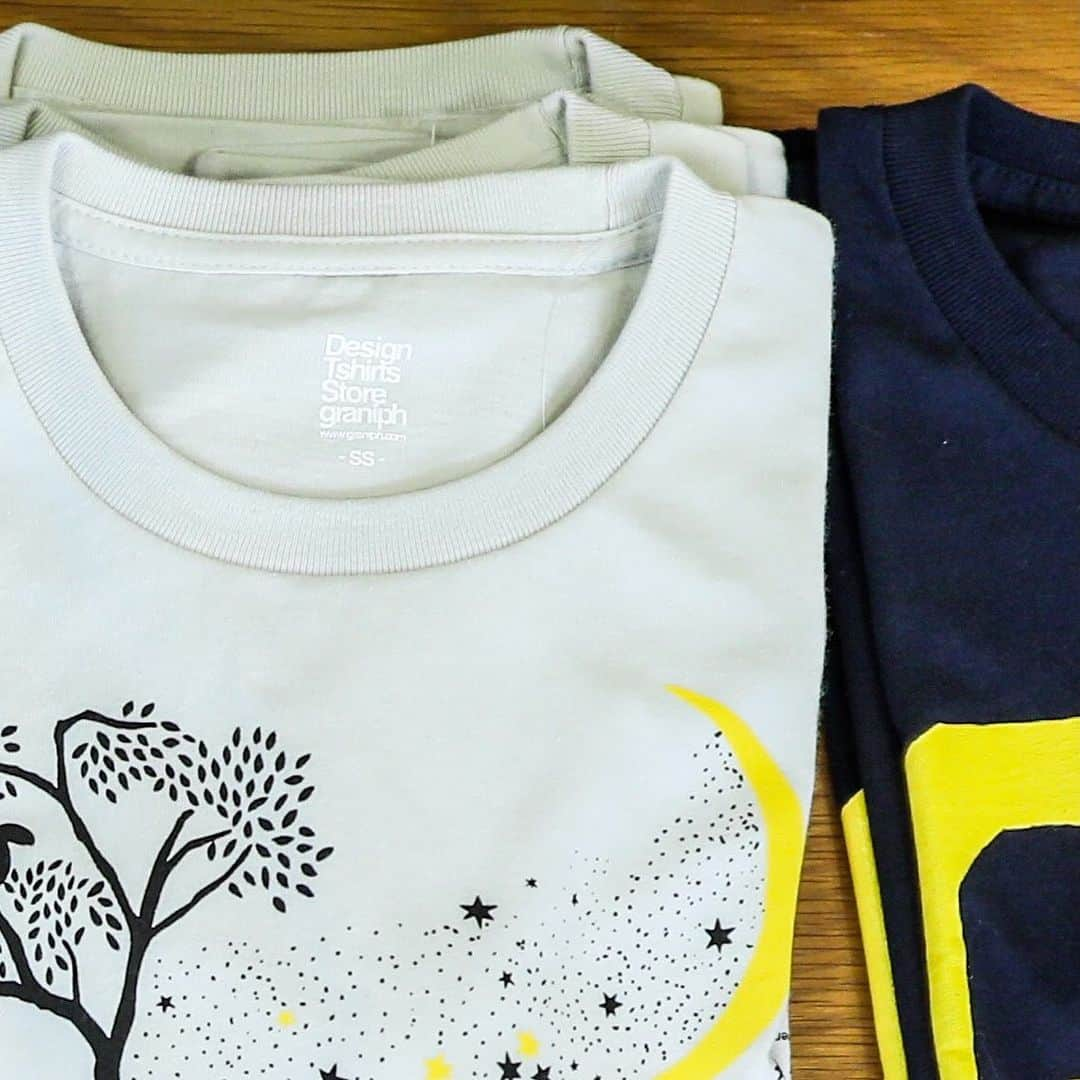 紙袋 包(kamibukuro tutumu)公式のインスタグラム：「可愛いTシャツ、かっこいいTシャツ、面白いTシャツ揃ってます！ ⠀ #アウトレットモールあしびなー⠀⠀ #あしびなー⠀⠀ #アウトレット⠀⠀ #あしびなーアウトレット⠀⠀ #おきなわ⠀⠀ #okinawa⠀⠀ #沖縄⠀⠀ #お買いもの⠀⠀ #家族コーデ しよう⠀⠀ #家族⠀ #ファミリー⠀⠀ #family⠀ #週末⠀ #週末ショッピング⠀ #ラブ買い⠀ #お買いもの楽しい⠀ #おしゃれさんと繋がりたい⠀ #おしゃれ好き⠀⠀ #紙袋包⠀⠀ #キャラクター⠀ #マスコット⠀ #那覇空港⠀⠀ #那覇空港近く⠀⠀ #tシャツコーデ  #tシャツデザイン  #designtshirtsstoregraniph  #デザインtシャツストアグラニフ ⠀⠀ #豊見城⠀⠀ #豊見城市⠀」