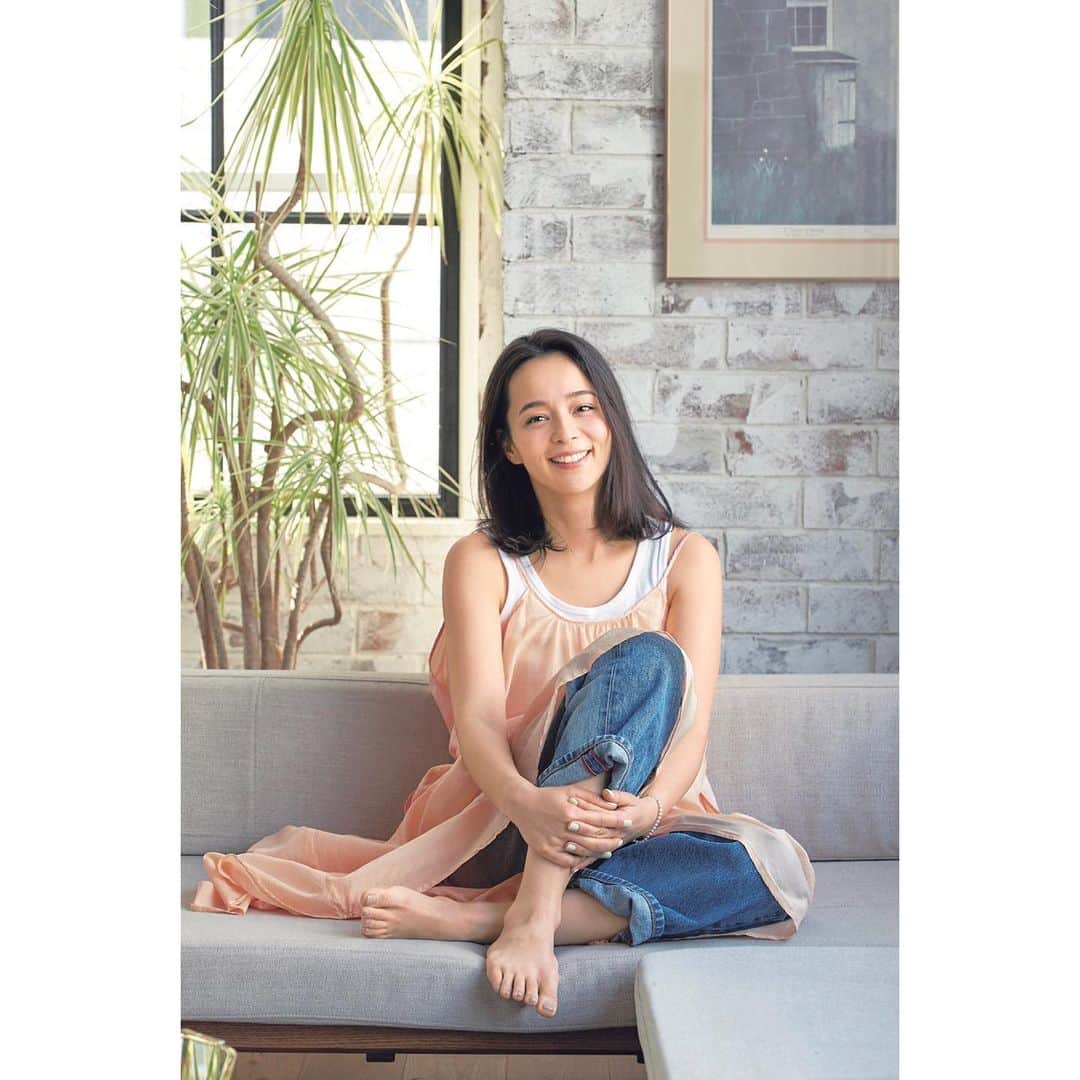 のインスタグラム：「【巻頭連載 MY KITCHEN vol.39.「暮らしの生まれる場所」】 @veryweb.jp 6月号 photo: #大沼ショージ氏 model: @kato_rosa_  氏 hairmake: #RYO 氏 composition: #和田紀子 氏 #mywork ※詳細は誌面にて」
