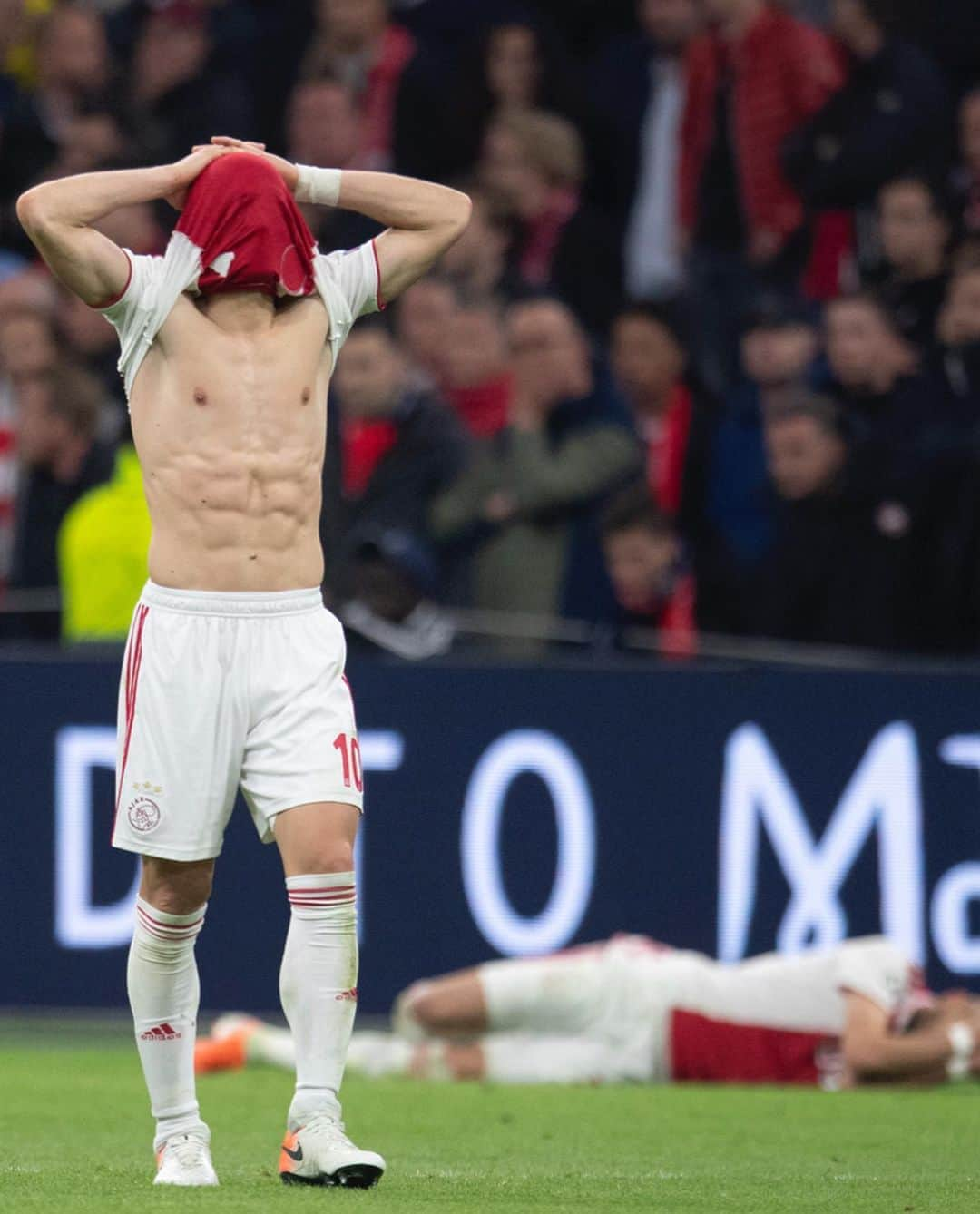 アヤックス・アムステルダムさんのインスタグラム写真 - (アヤックス・アムステルダムInstagram)「Today we cry, but we will rise. ❌❌❌ #UCL #ajatot」5月10日 2時12分 - afcajax