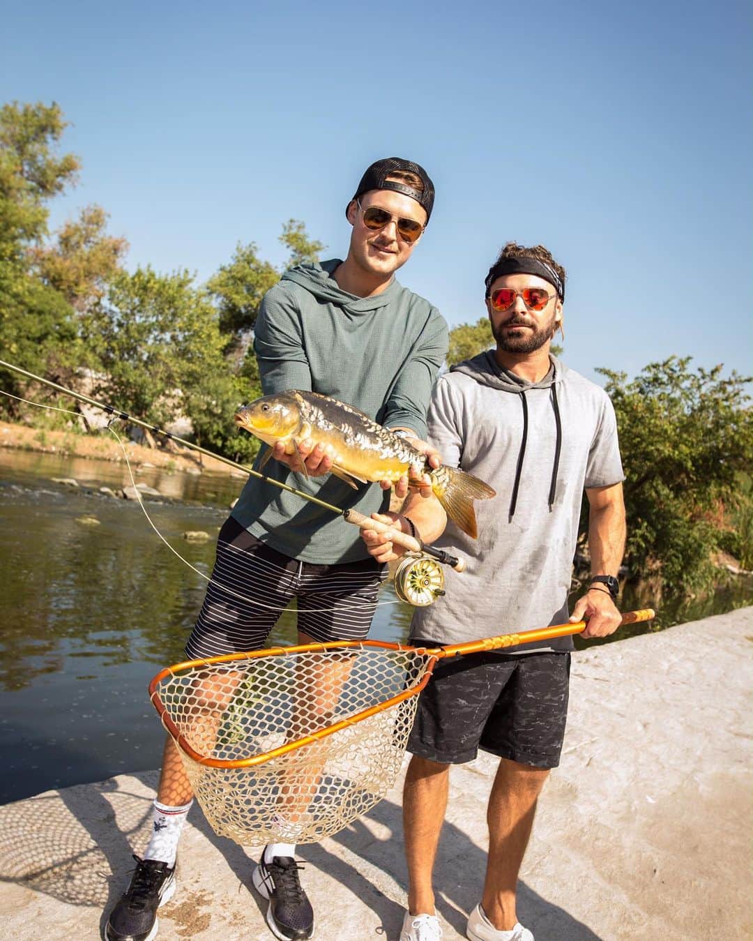 ザック・エフロンのインスタグラム：「Fishing beside the 5 freeway in Los Angeles... and we didn’t get sick after 😂. Link in bio」