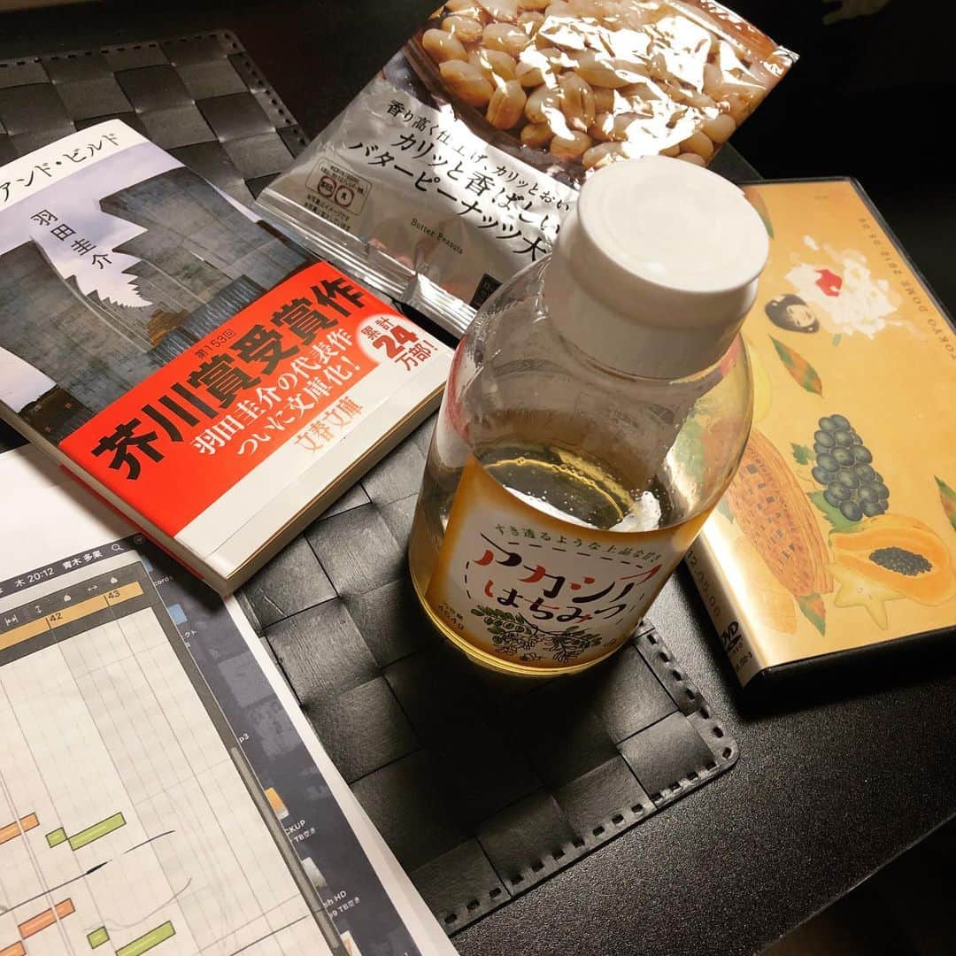 中村舞子のインスタグラム：「今日はこんな日。を表す机の様子。【今日の弱音】アカペラで 無き道進み 腹ペコリン」