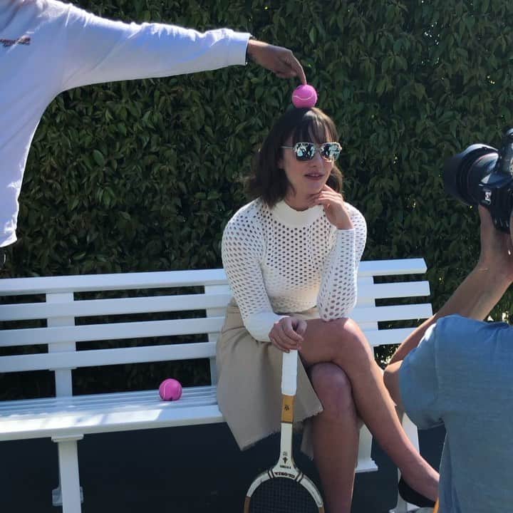 のインスタグラム：「Here's a behind-the-scenes look of our Summer Sun photoshoot in LA—swipe 👉 to see the final shot 😎 (and shop our warm-weather lineup of sunglasses with the link in our bio!)」
