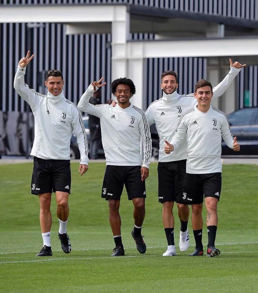 のインスタグラム：「⚪⚫🤙🏼✌🏼👍🏼 #training @juventus」