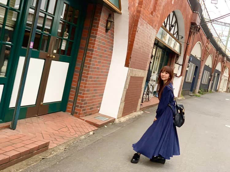 のインスタグラム：「#写真家 #山岸伸 先生がyucatに会いたいと写真を撮りたいとマネージャーに連絡を下さり今回お会いすることになりました。 ・ ・ 見せていただく写真一つ一つ 息遣いが真空パックされてるような 匂いも温度も感じれちゃう写真たち 見てると時が止まるから自分が息するの忘れそうになりました。上手く言えないけどそんな感覚。 ・ 先生に撮っていただけたらまた物凄い作品が生まれそう！何か楽しいことご一緒出来たらいいな〜と夢膨らむ時間でした。 ・ 山岸先生にお会いして素敵なお話聞けてルンルンの帰り道の #yucat  撮影:マネージャー 最近嬉しい出会いが多くて毎日ハッピーです。 ・ ・ #photographer #portrait #portraitphotography #japan #kanda #singer #singersongwriter #ワンピース #favorite #加藤有加利 #rythem」