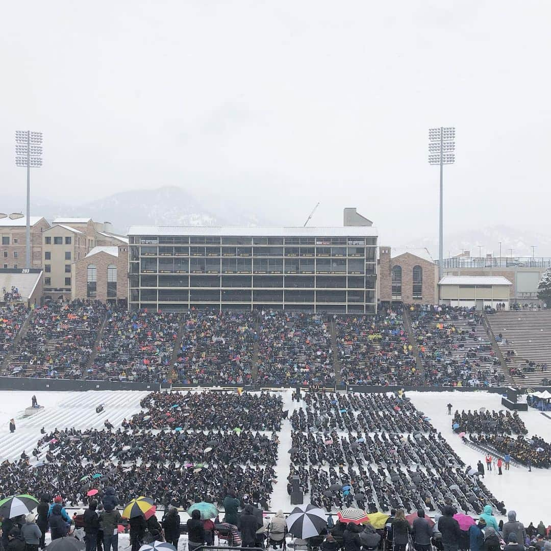 マキ・コニクソンさんのインスタグラム写真 - (マキ・コニクソンInstagram)「今日は雪の中 息子CJの卒業式。🎓🎓 ハワイから慎重に冷やしてレイ、ククイの実、マイレイ リーフを持ってきた！ 雪がしんしん降る中の卒業式もなかなか素敵だよ！☃️🎓 #コロラドのおすそ分け #大学の卒業式🎓 #朝からウルウル😭 #フクロウ最後まで母ちゃんの任務を果たしてたくさんビデオ、写真を撮ります！👍🏼」5月10日 0時43分 - makikonikson