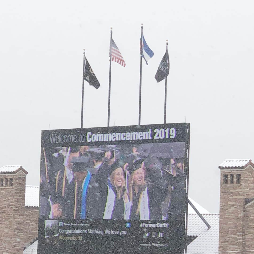 マキ・コニクソンさんのインスタグラム写真 - (マキ・コニクソンInstagram)「今日は雪の中 息子CJの卒業式。🎓🎓 ハワイから慎重に冷やしてレイ、ククイの実、マイレイ リーフを持ってきた！ 雪がしんしん降る中の卒業式もなかなか素敵だよ！☃️🎓 #コロラドのおすそ分け #大学の卒業式🎓 #朝からウルウル😭 #フクロウ最後まで母ちゃんの任務を果たしてたくさんビデオ、写真を撮ります！👍🏼」5月10日 0時43分 - makikonikson