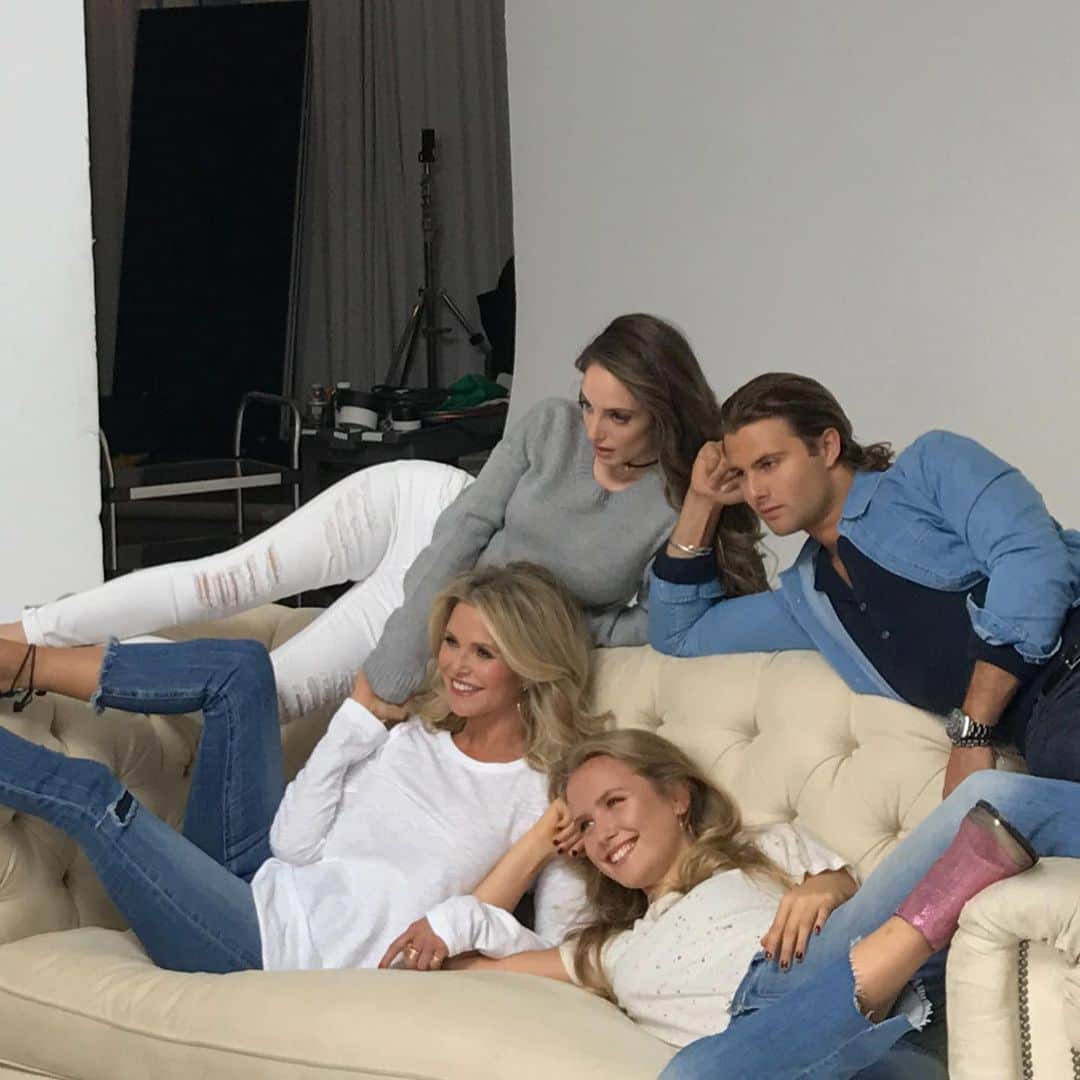 クリスティ・ブリンクリーさんのインスタグラム写真 - (クリスティ・ブリンクリーInstagram)「Around Mother’s Day, I reflect on the lessons I’ve taught my children. I encourage them to find a reason to celebrate every day, even the little moments, and I try to lead by example. And after 33 Mother’s Days, I love @Ultherapy because it helps me to look and feel my best for all life’s moments. #ChristieLovesUltherapy #MilestonesofMe #happymothersday #sunday #gratitude」5月10日 0時53分 - christiebrinkley
