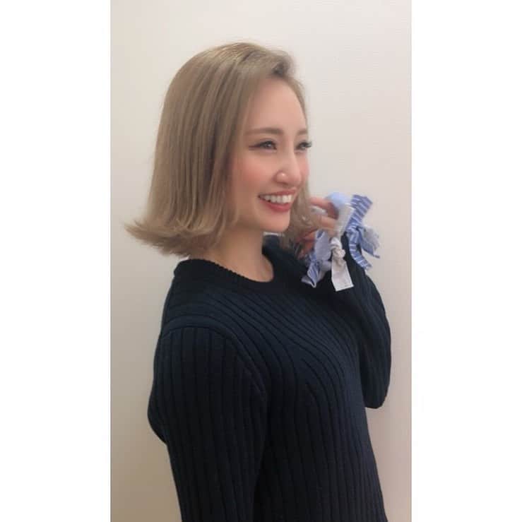 のインスタグラム：「先日 #髪リペ してきたよん💇‍♀️✨ ブリーチしてるけど縮毛できる魔法の髪リペ🧙‍♀️✨ 悩みの顔周りの癖もおさまってサラサラになったよー💓 @yokotakuxx @call_me__bull ありがとうございました🥰 . #髪リペ #縮毛矯正 #hair #原宿 #digzhair」