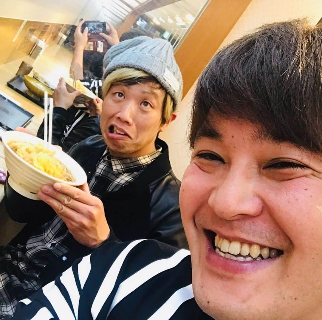 けんじるさんのインスタグラム写真 - (けんじるInstagram)「本日ムーディ勝山のLINE LIVE ご視聴下さいました皆さんありがとうございまぁ〜す！  終わりで後輩のDH億と最強蕎麦！いわもとＱへ！  #ムーディ勝山 #けんじる #DH億  https://t.co/UVQCaypz4P」5月10日 0時50分 - kenjiru0318