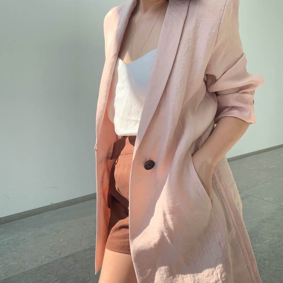 風間ゆみえのインスタグラム：「近頃、ジャケット良く着てる 前は良くドレスにジャケットのスタイルで着ていたけど、ミニボトムにジャケットのバランスが今の気分♪" @stylings_official  @stylings_snap  @usagionline  #春ジャケットコーデ  #ジャケット #ペールピンク」